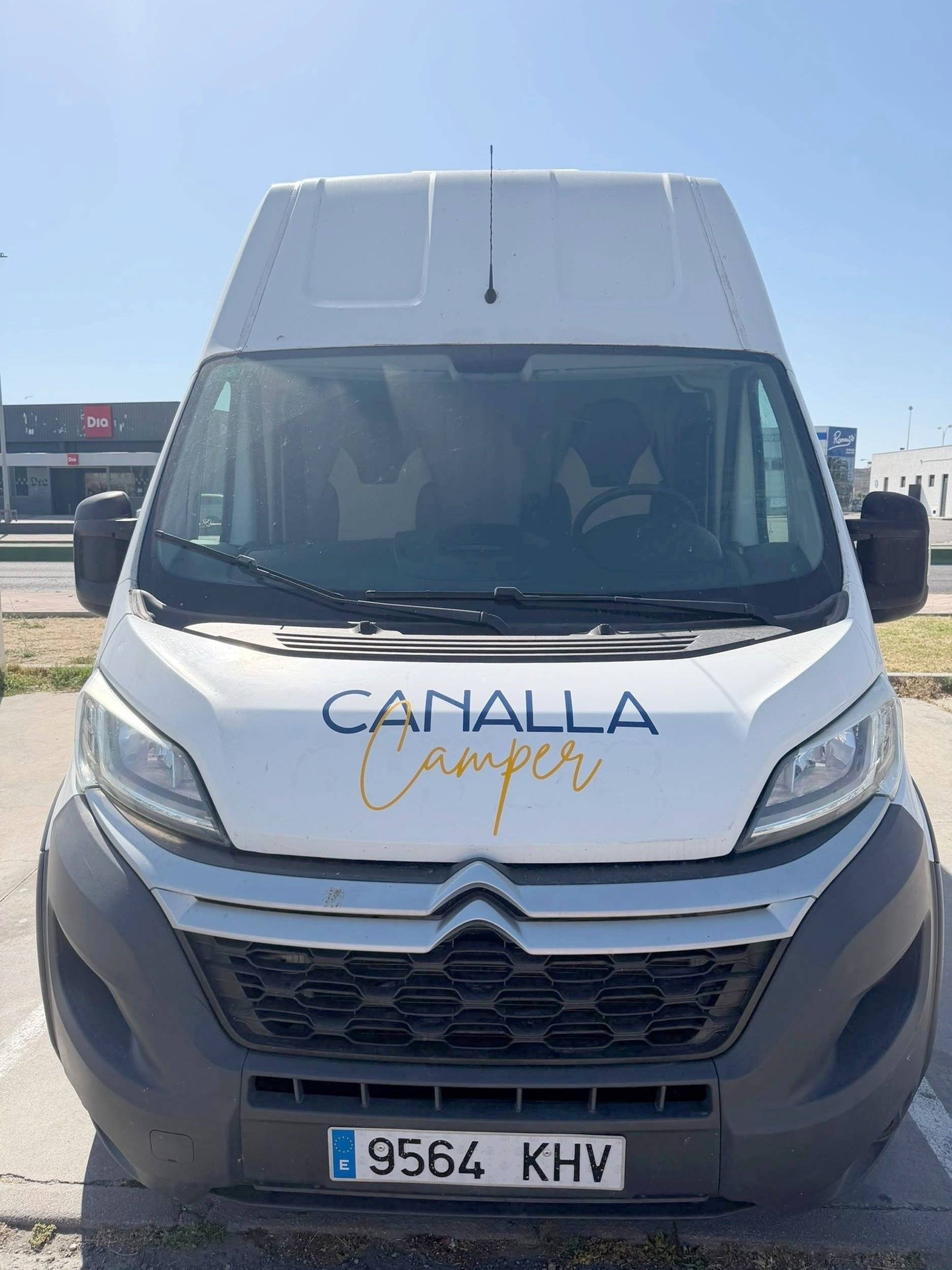Vista frontale a ¾ Citroën Jumper 2,2 l 140 ch - Yescapa