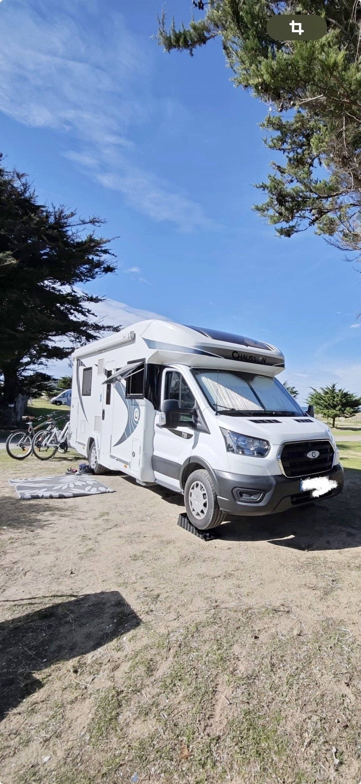 Vista frontale a ¾ Ford Ford Transit 170 - Yescapa