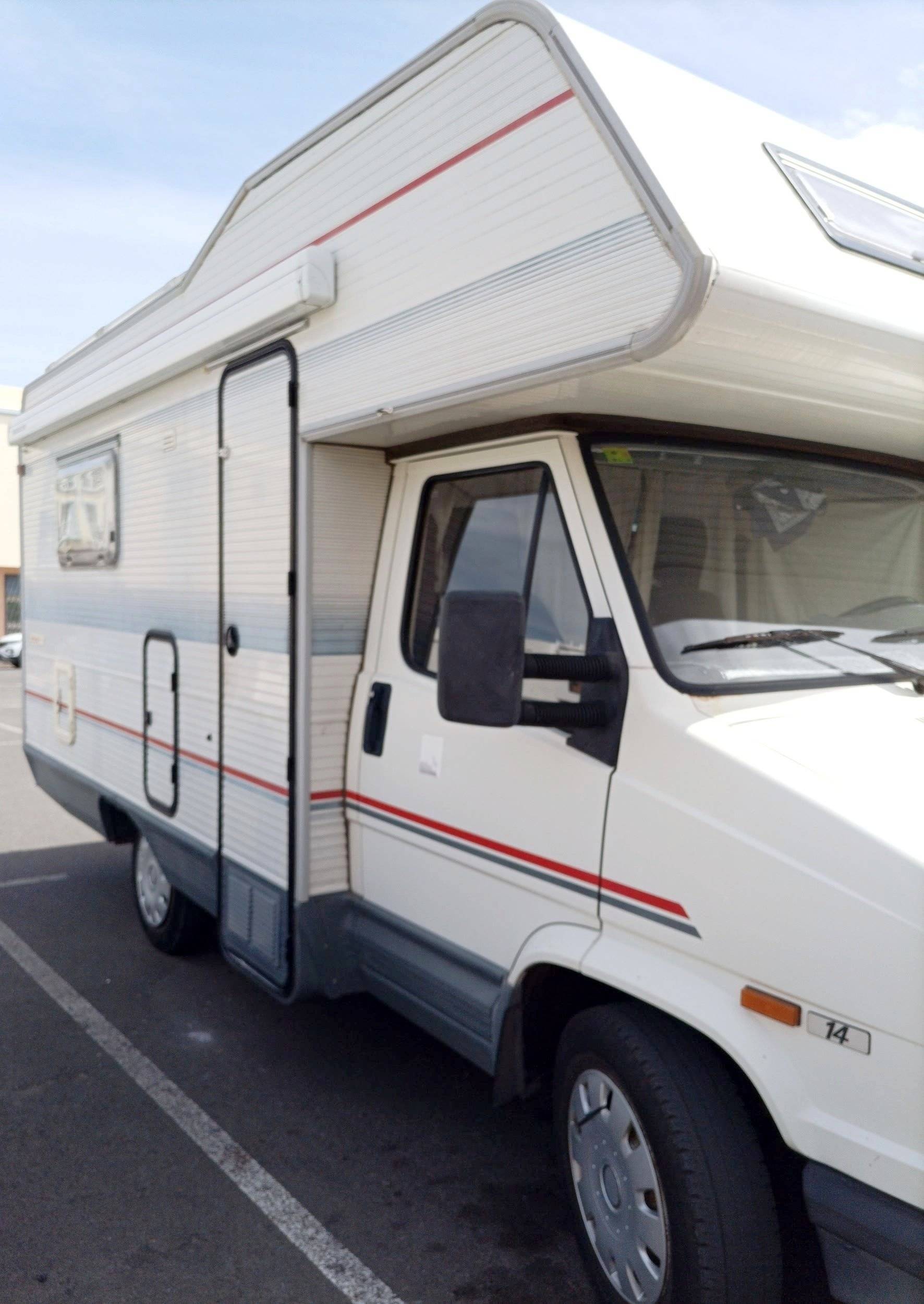 Front view from 3/4 Fiat 2.5 TD - Yescapa