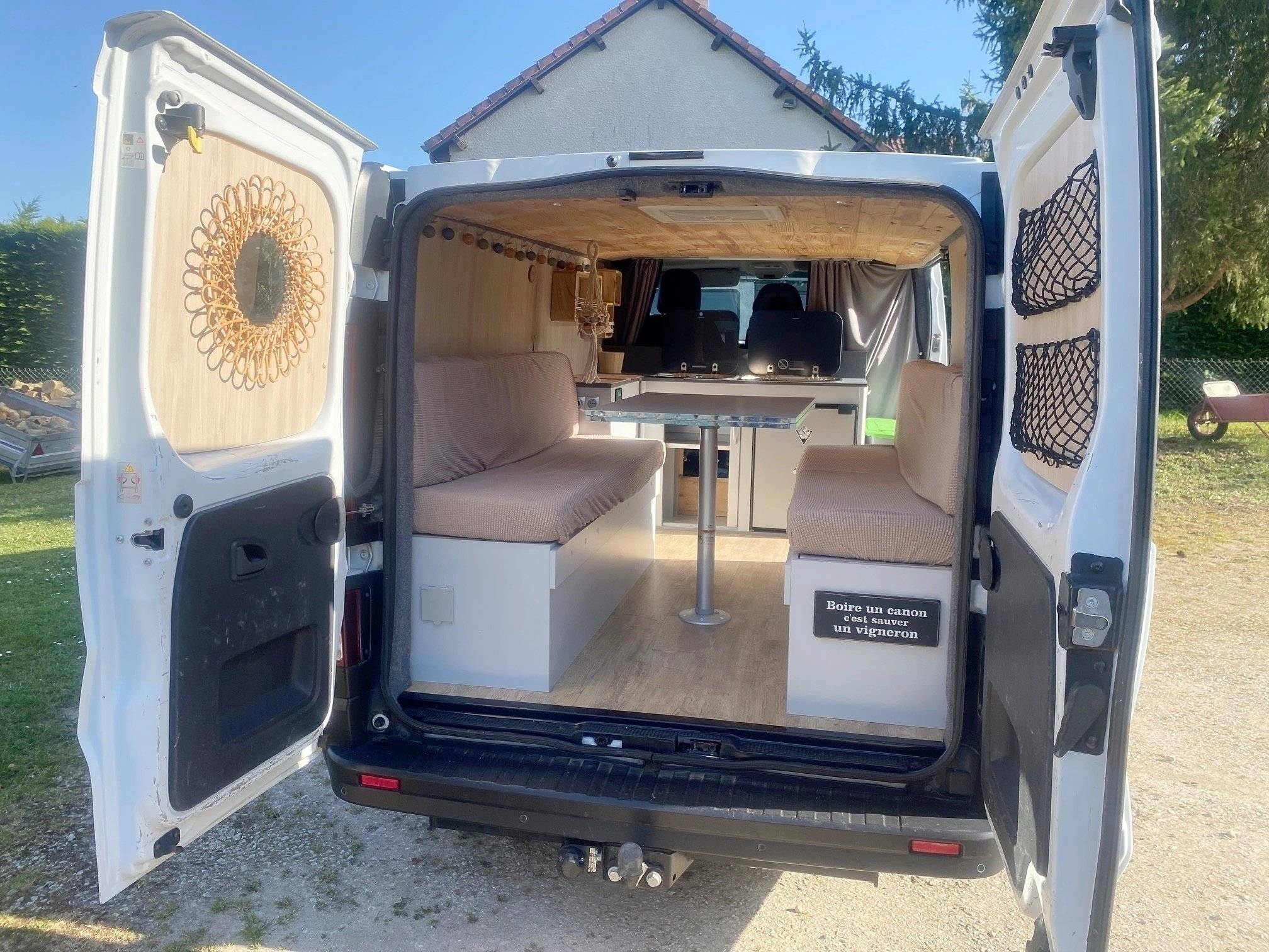 Front view from 3/4 Renault Trafic 1,6 l 120 ch - Yescapa