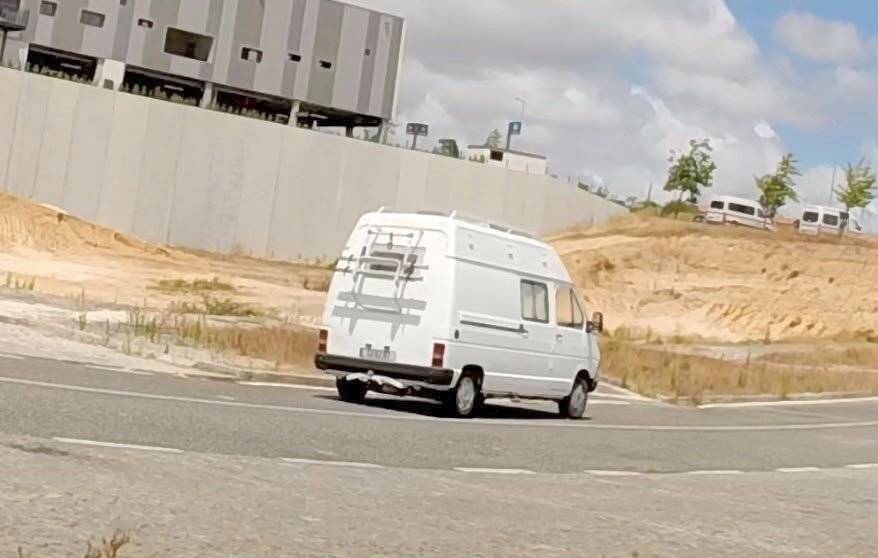 Front view from 3/4 Renault TRAFFIC - Yescapa