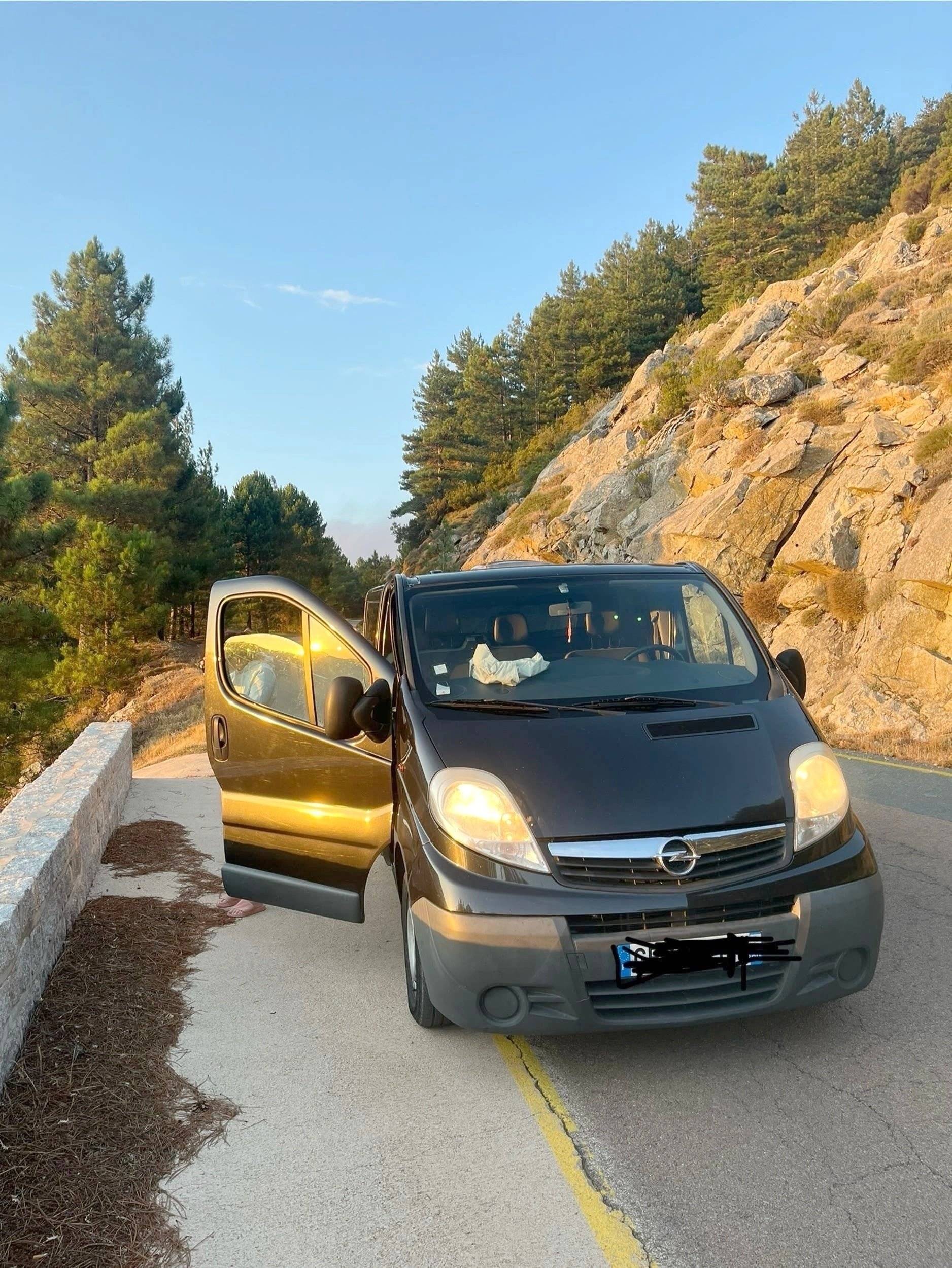 Vista del vehicle angle davanter Opel Vivaro 115ch - Yescapa