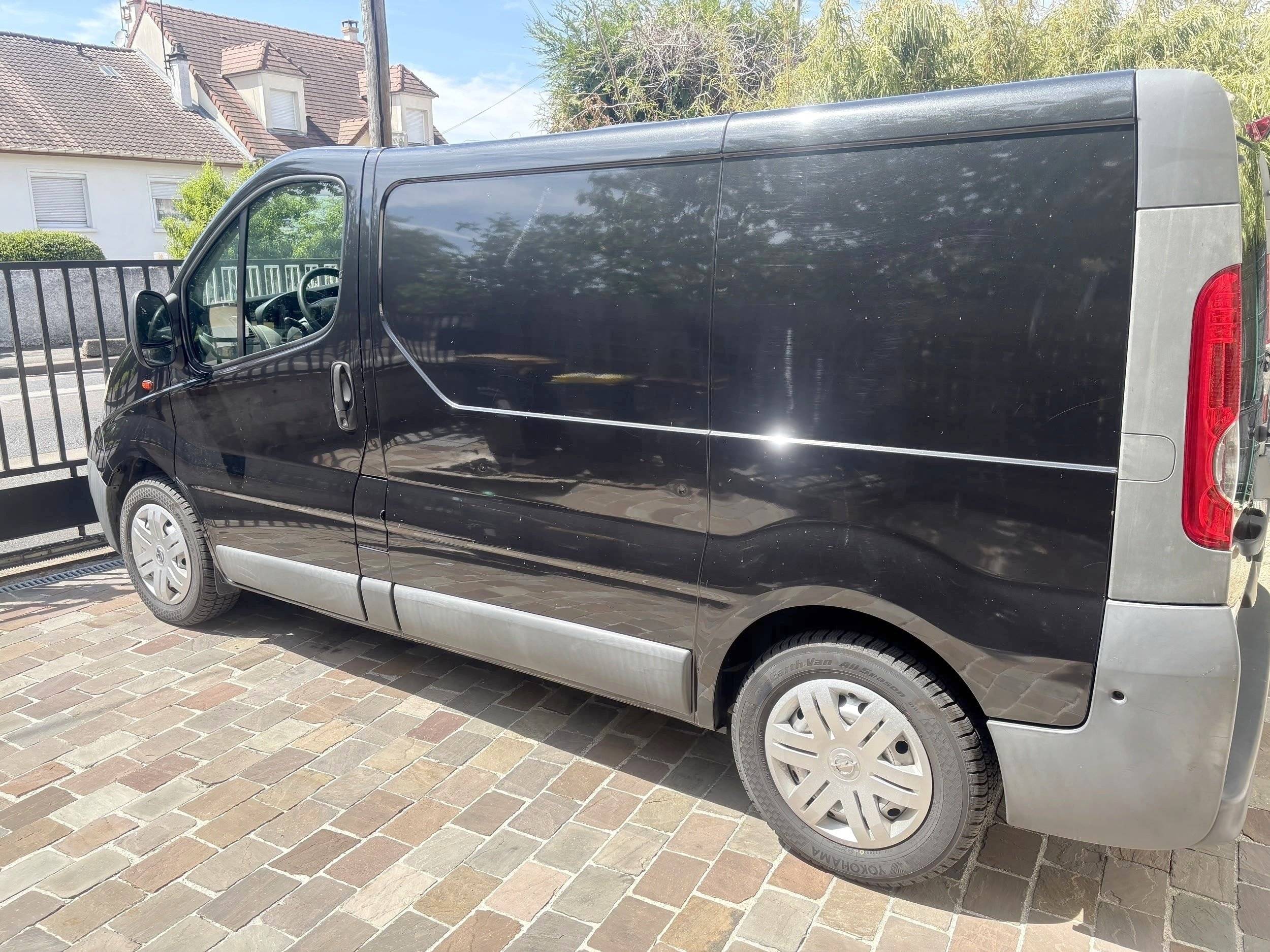 Vue avant de 3/4 Opel Vivaro 115ch - Yescapa