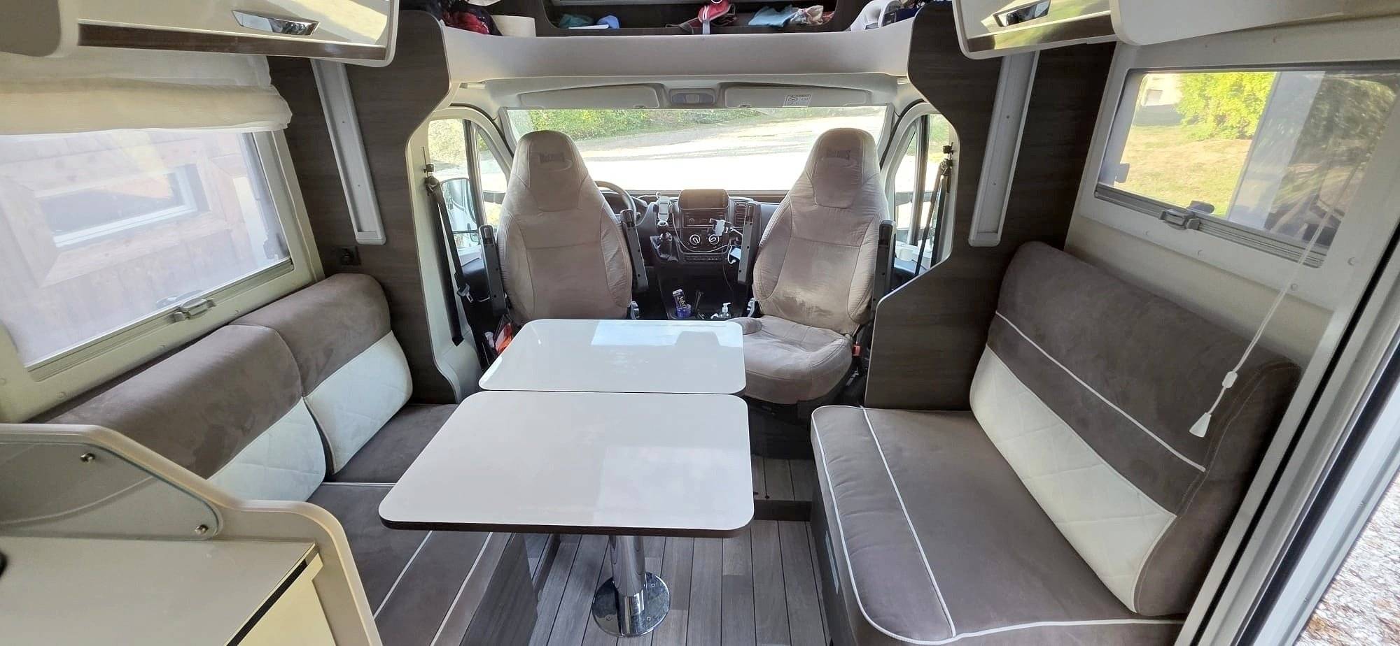 Dining Area Fiat Ducato 2,3 l 140 CV - Yescapa