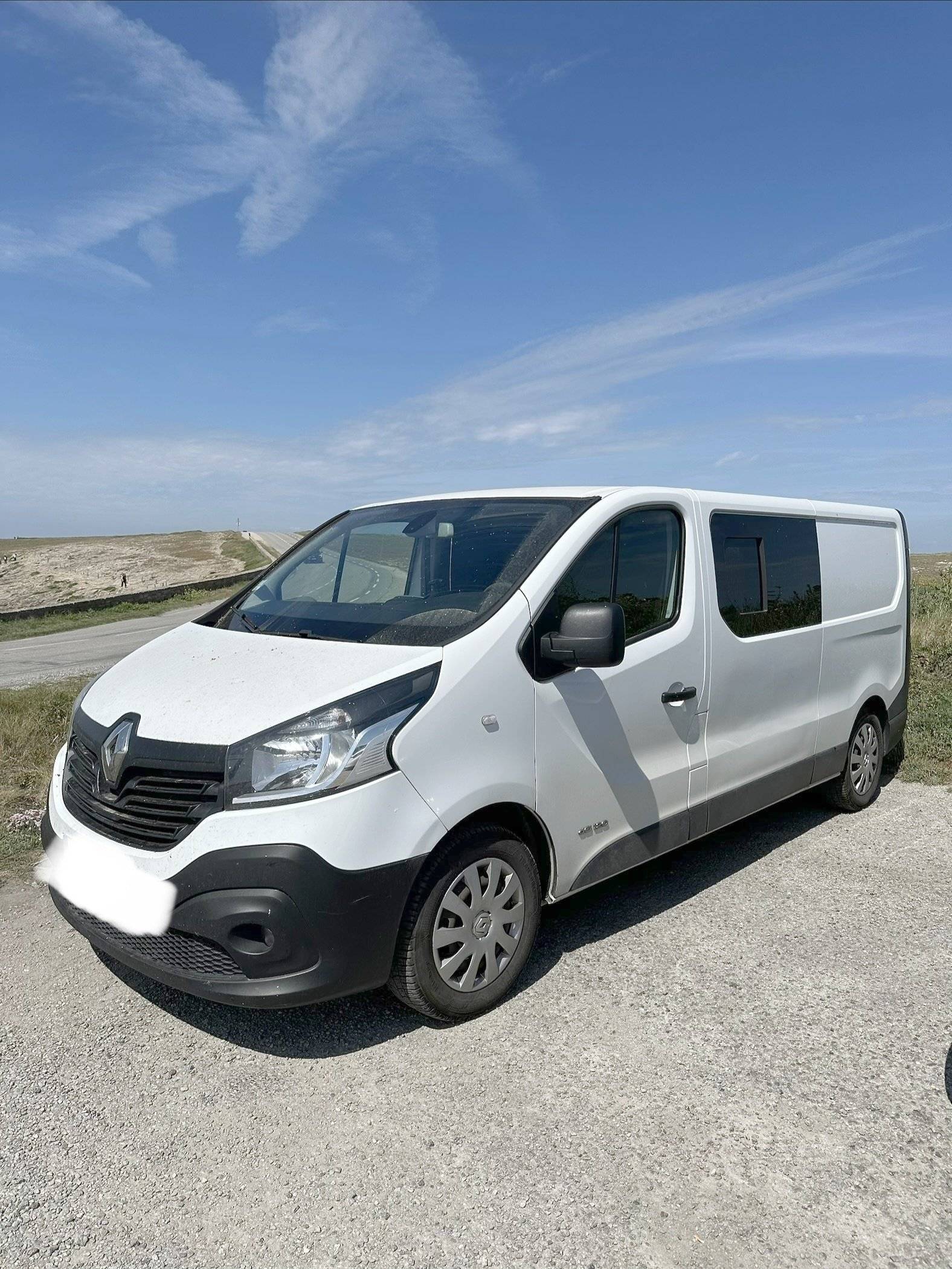 Vista del vehicle angle davanter Renault Renault Trafic 3 L2H1 - Yescapa