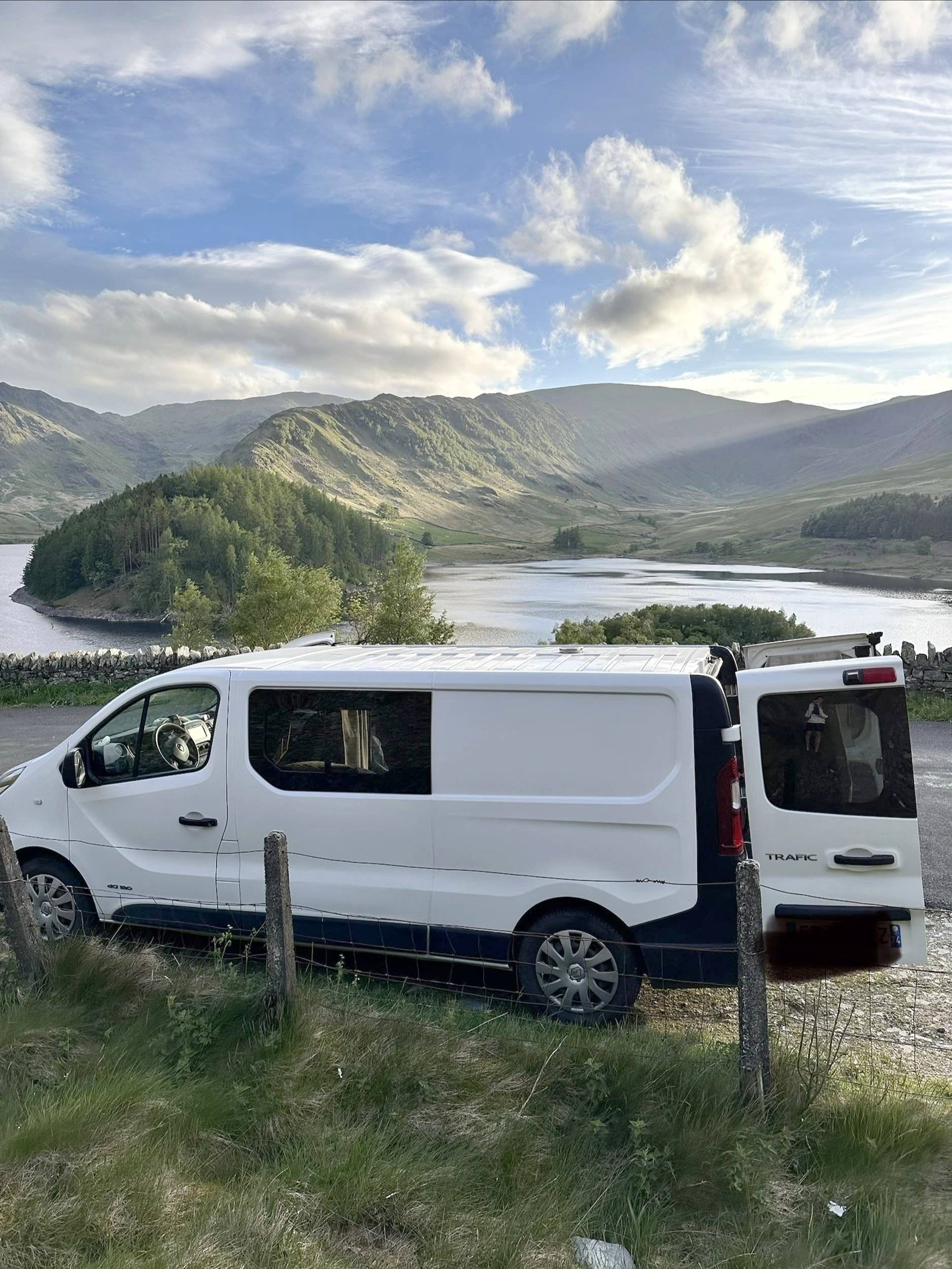 schräge Vorderansicht Renault Renault Trafic 3 L2H1 - Yescapa