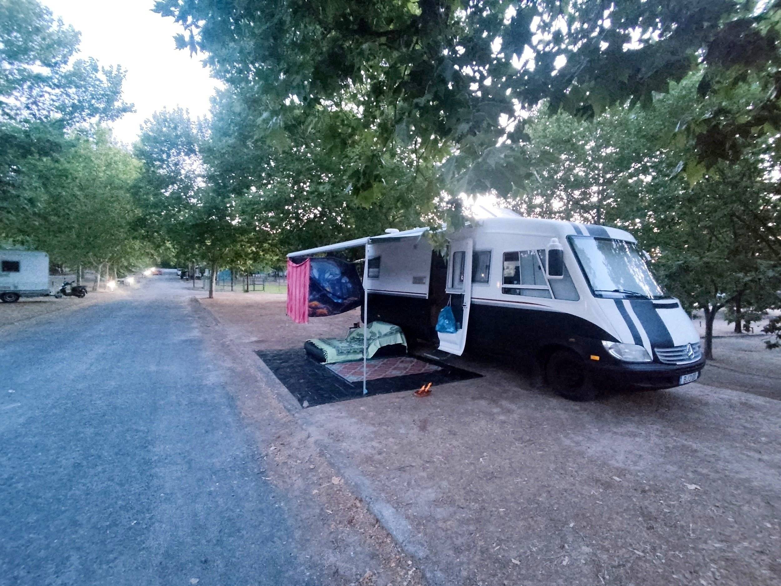 Vista frontale a ¾ Mercedes sprinter 2.7l 156ch 316 cdi - Yescapa