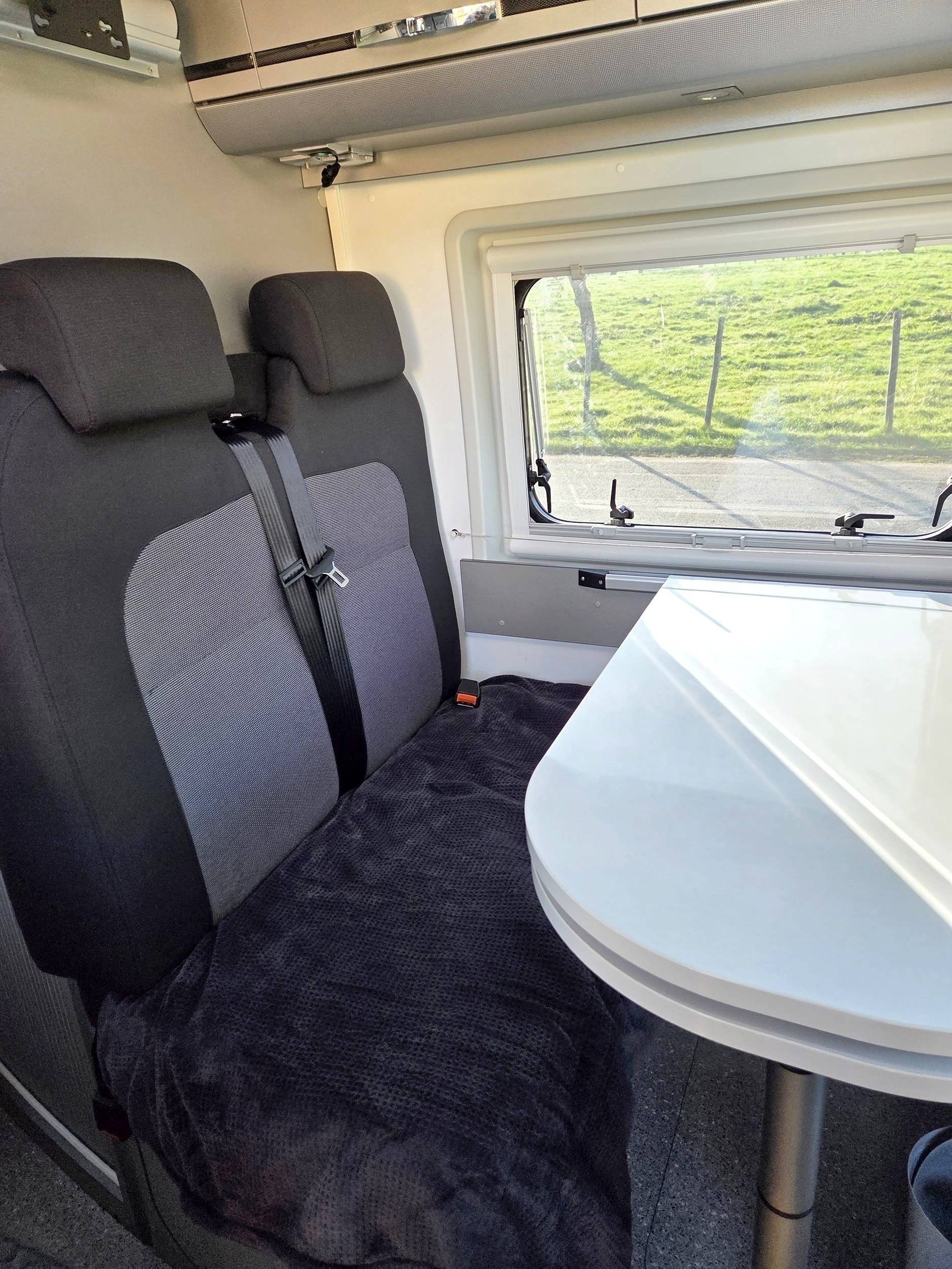 Dining Area Fiat Ducato 2,3 130 ch - Yescapa