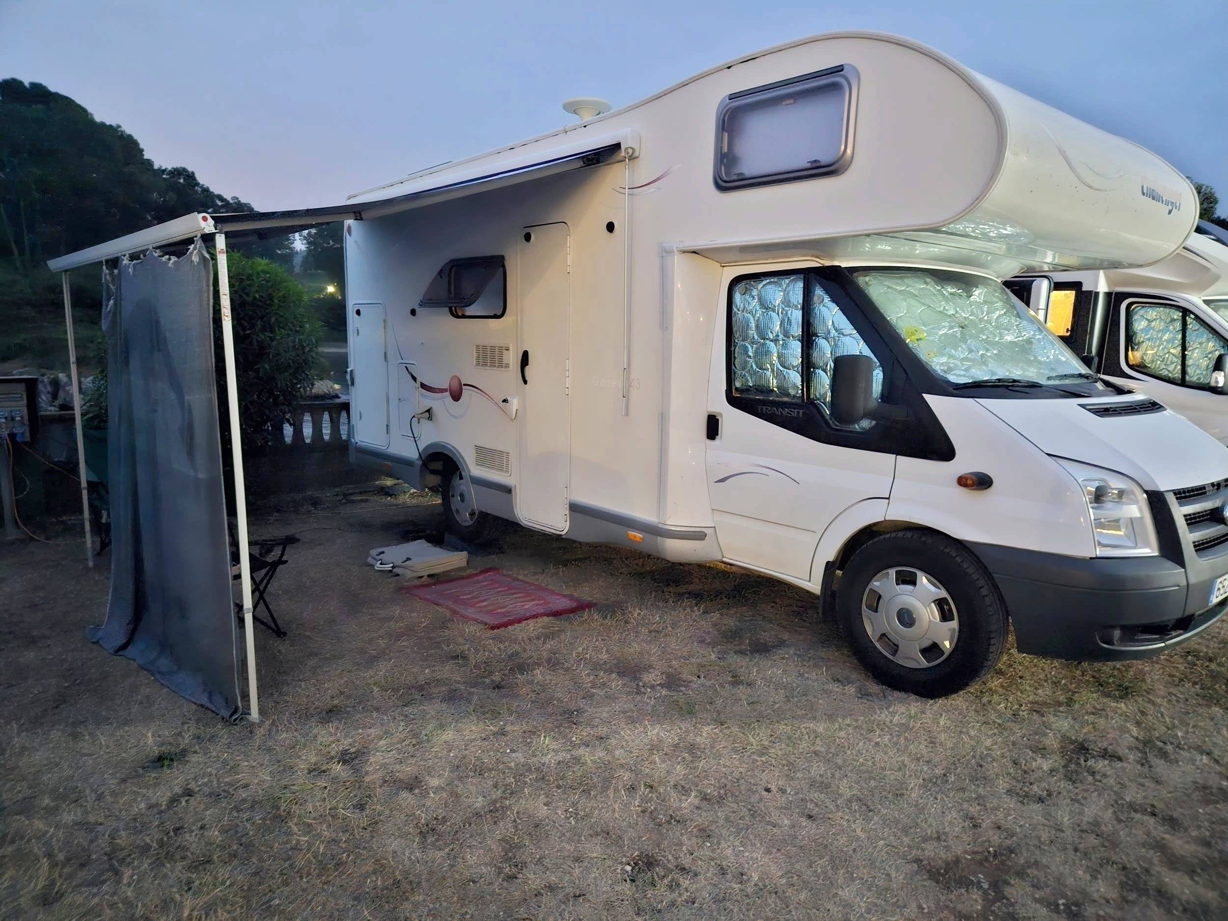 Vista del vehículo ángulo delantero Ford Transit 2,2 l TDCi 130 ch. - Yescapa