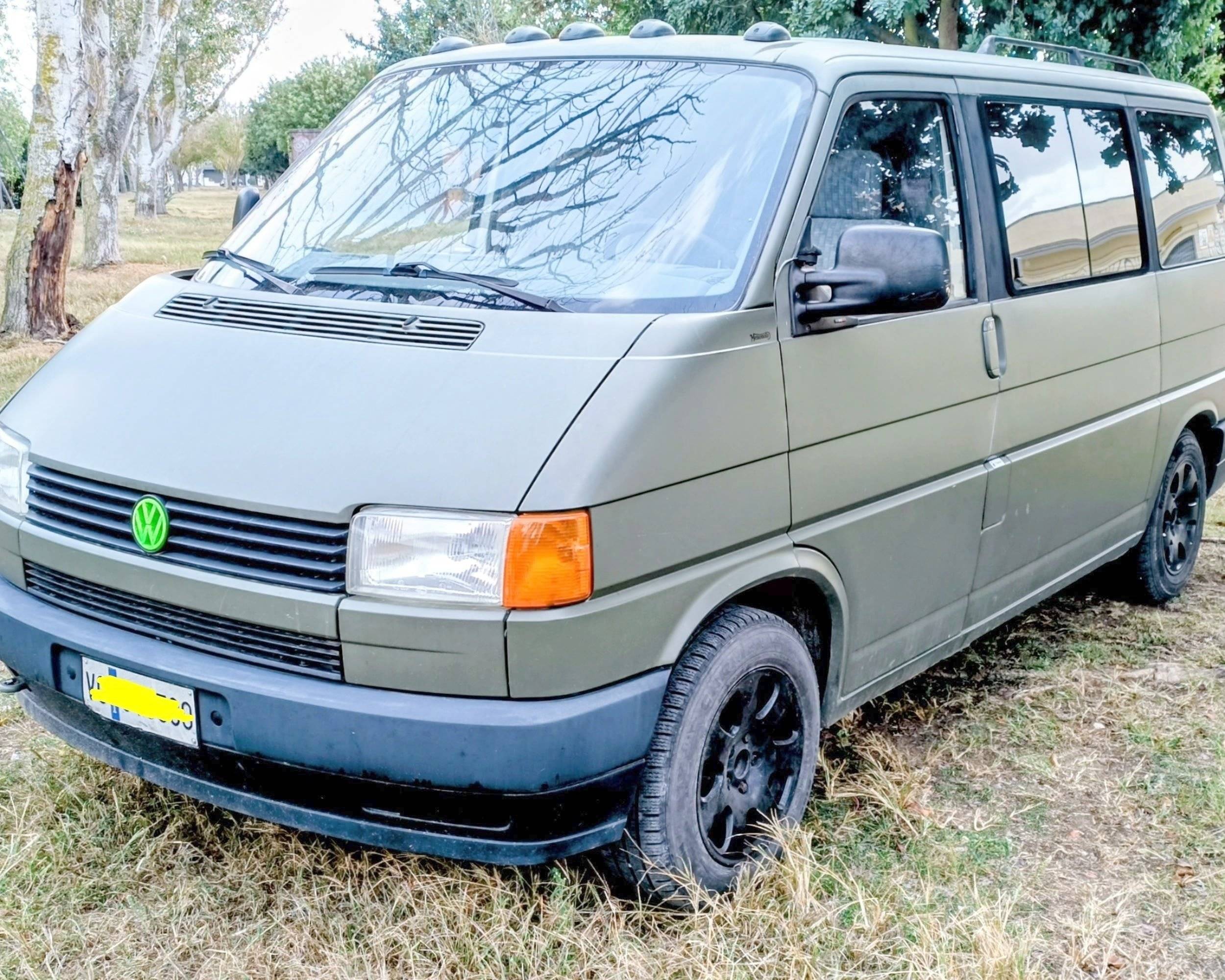 Front view from 3/4 Volkswagen Transporter T4 Multivan - Yescapa
