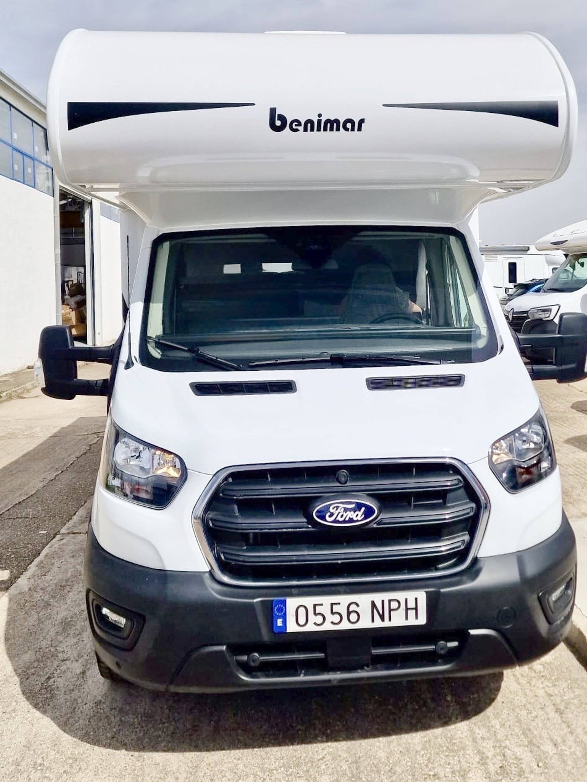 schräge Vorderansicht Ford FORD  TRANSIT EURO 6 2L TDCI  130 ch - Yescapa