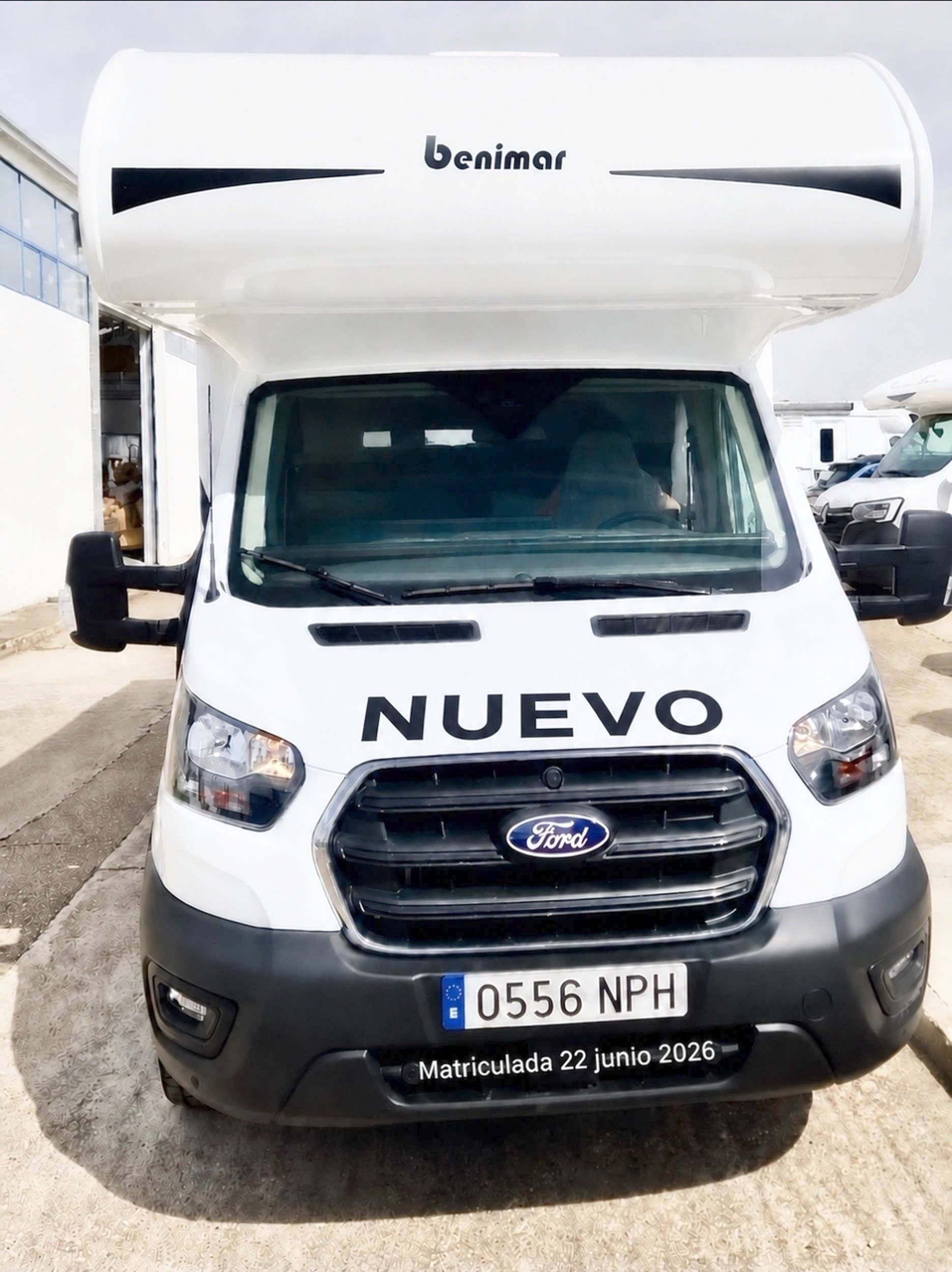 Vista frontale a ¾ Ford FORD  TRANSIT EURO 6 2L TDCI  130 ch - Yescapa