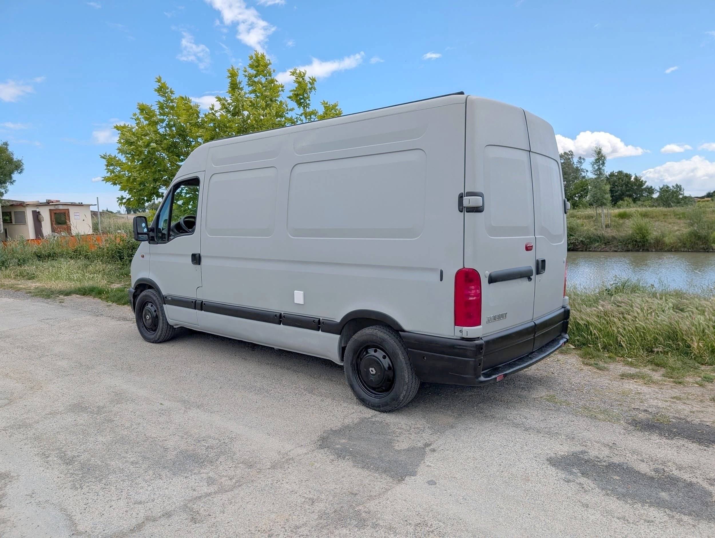 Vue avant de 3/4 Renault MASTER - Yescapa