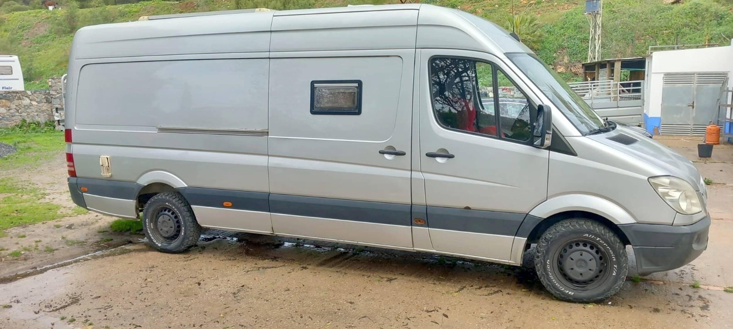Front view from 3/4  - Yescapa