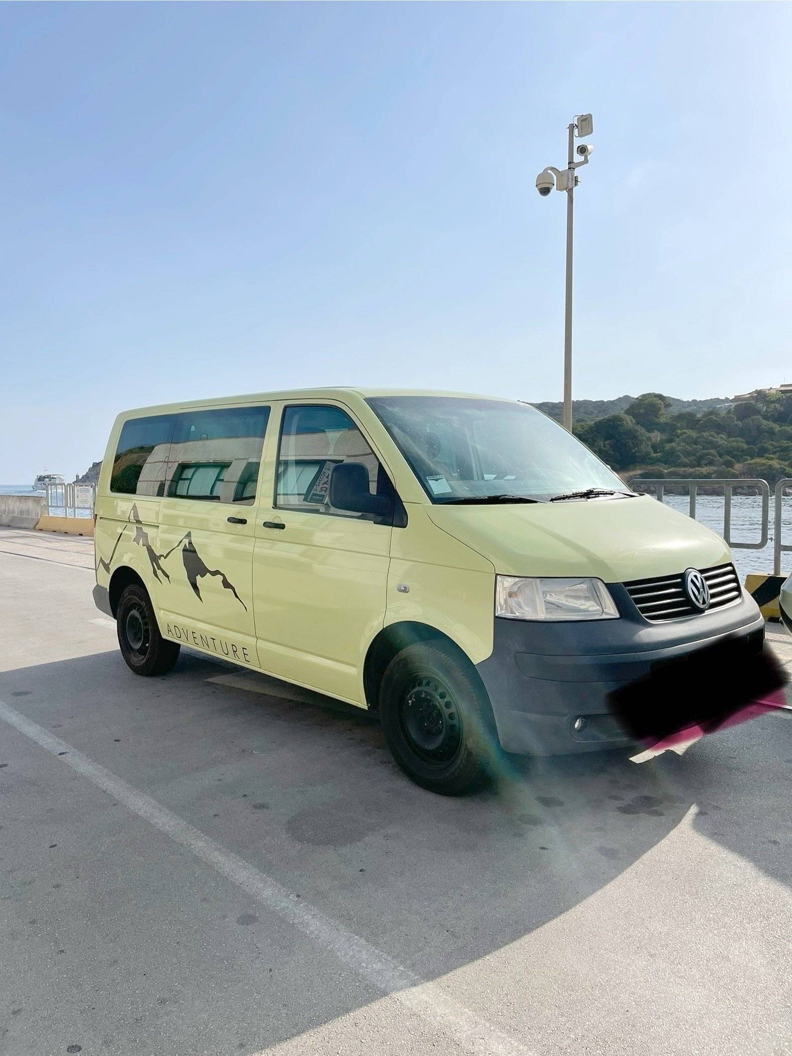 Vista frontale a ¾ Volkswagen Volkswagen Transporter - Yescapa