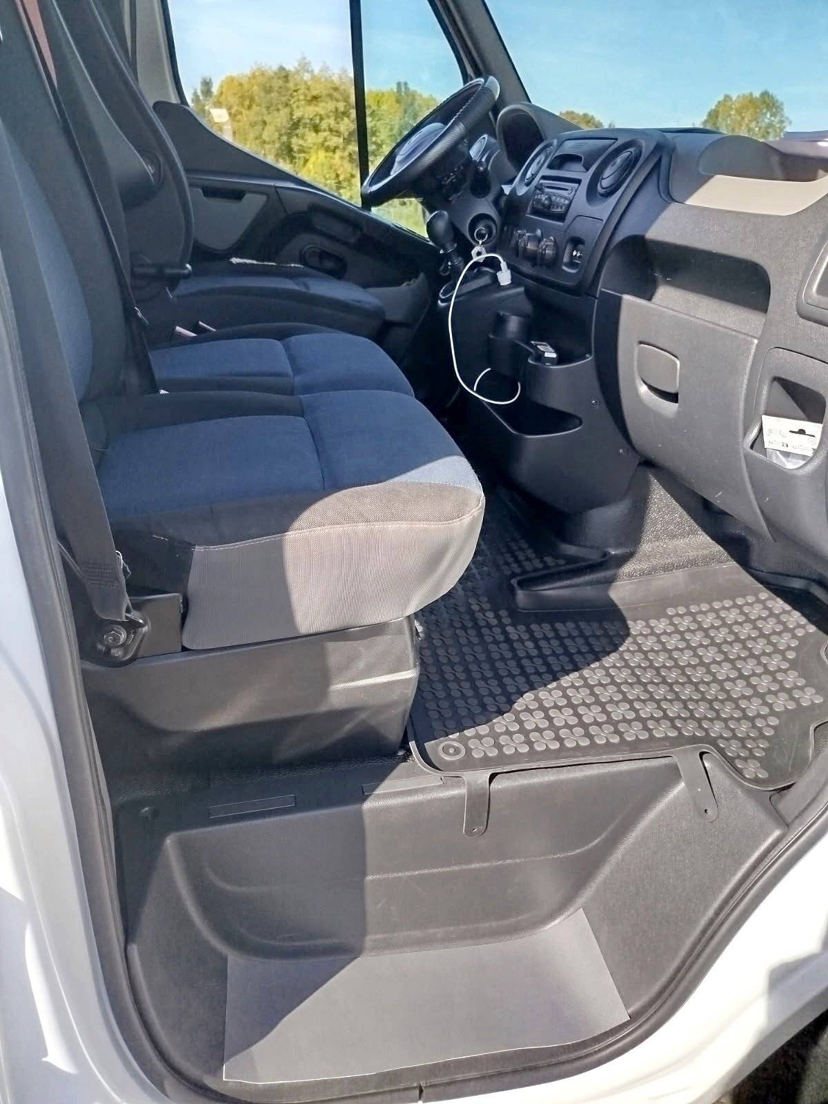 Driver's compartment Renault 2,3 l 125 ch - Yescapa
