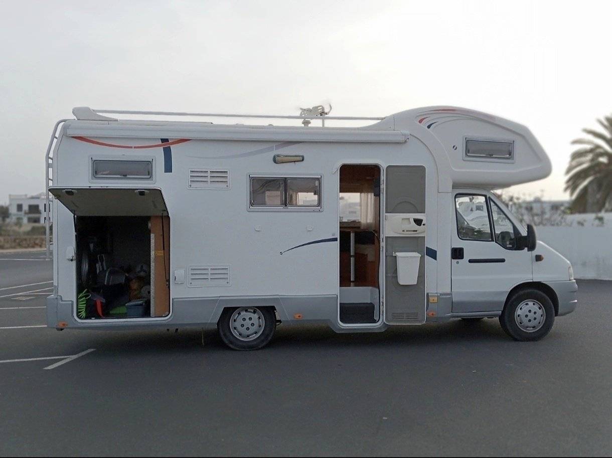 Front view from 3/4  - Yescapa