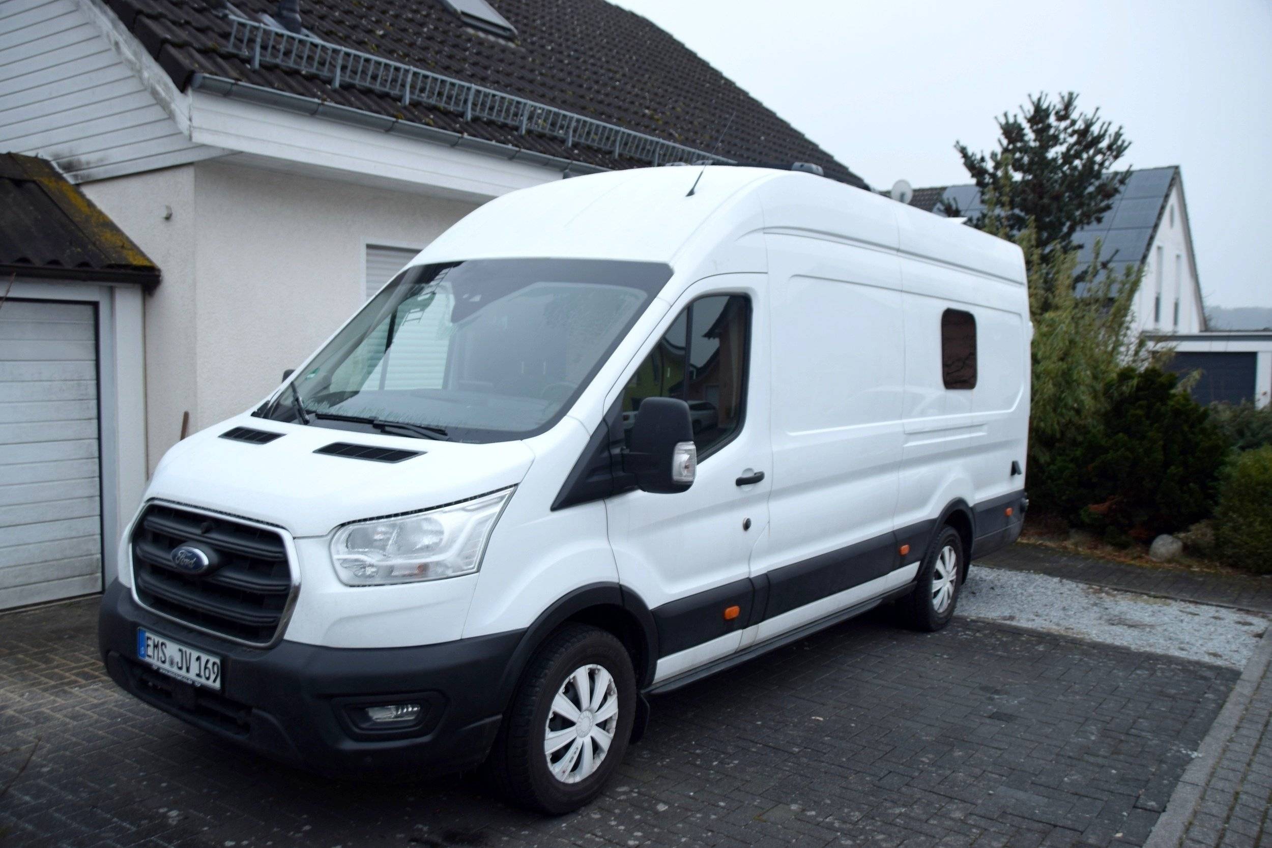 Vue avant de 3/4 Ford Transit 2,0 l 130 ch - Yescapa
