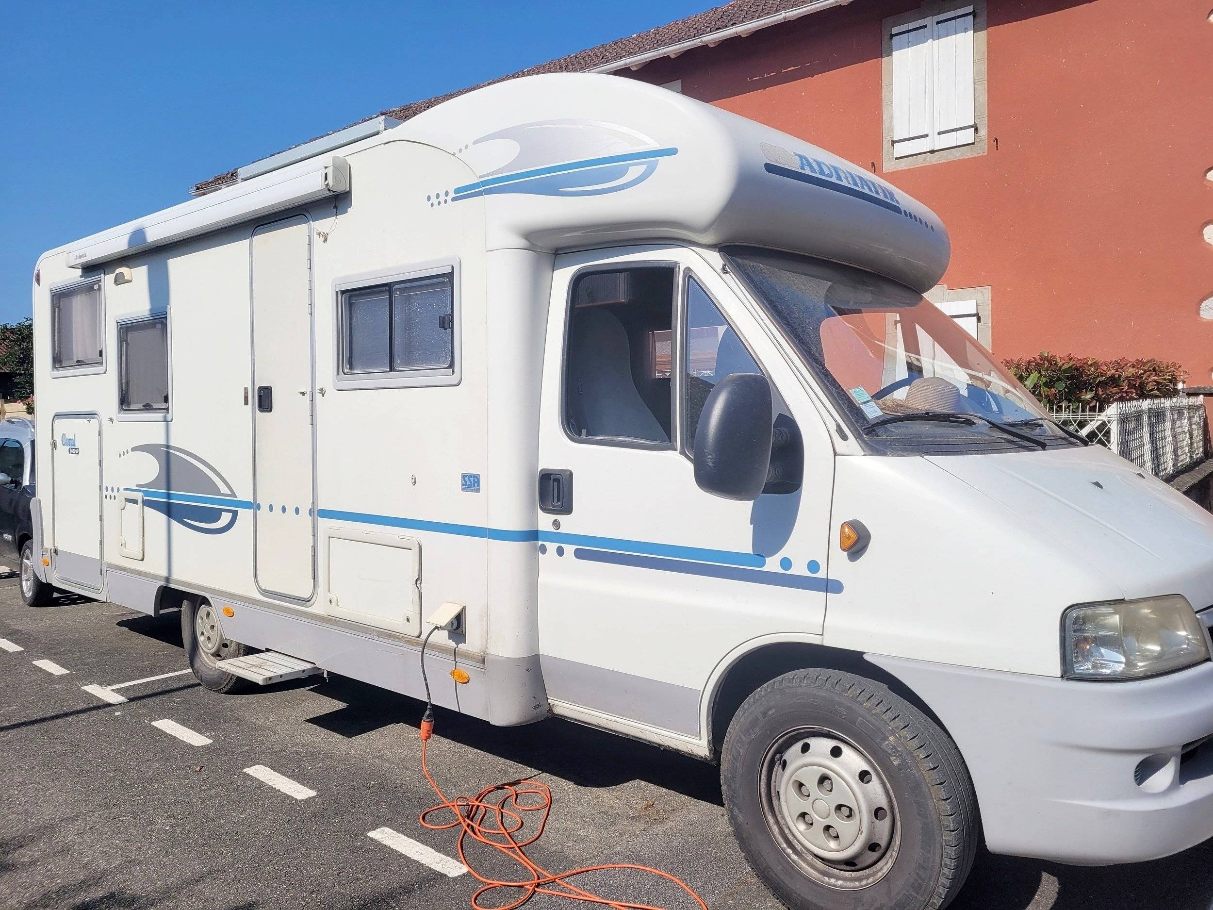 Vue avant de 3/4 Fiat Fiat ducato - Yescapa