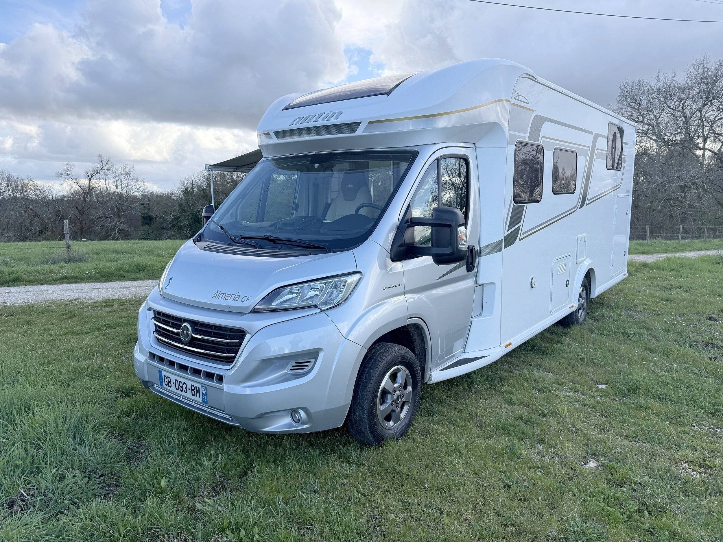 Vue avant de 3/4 Fiat DUCATO 2.3 140CV - Yescapa