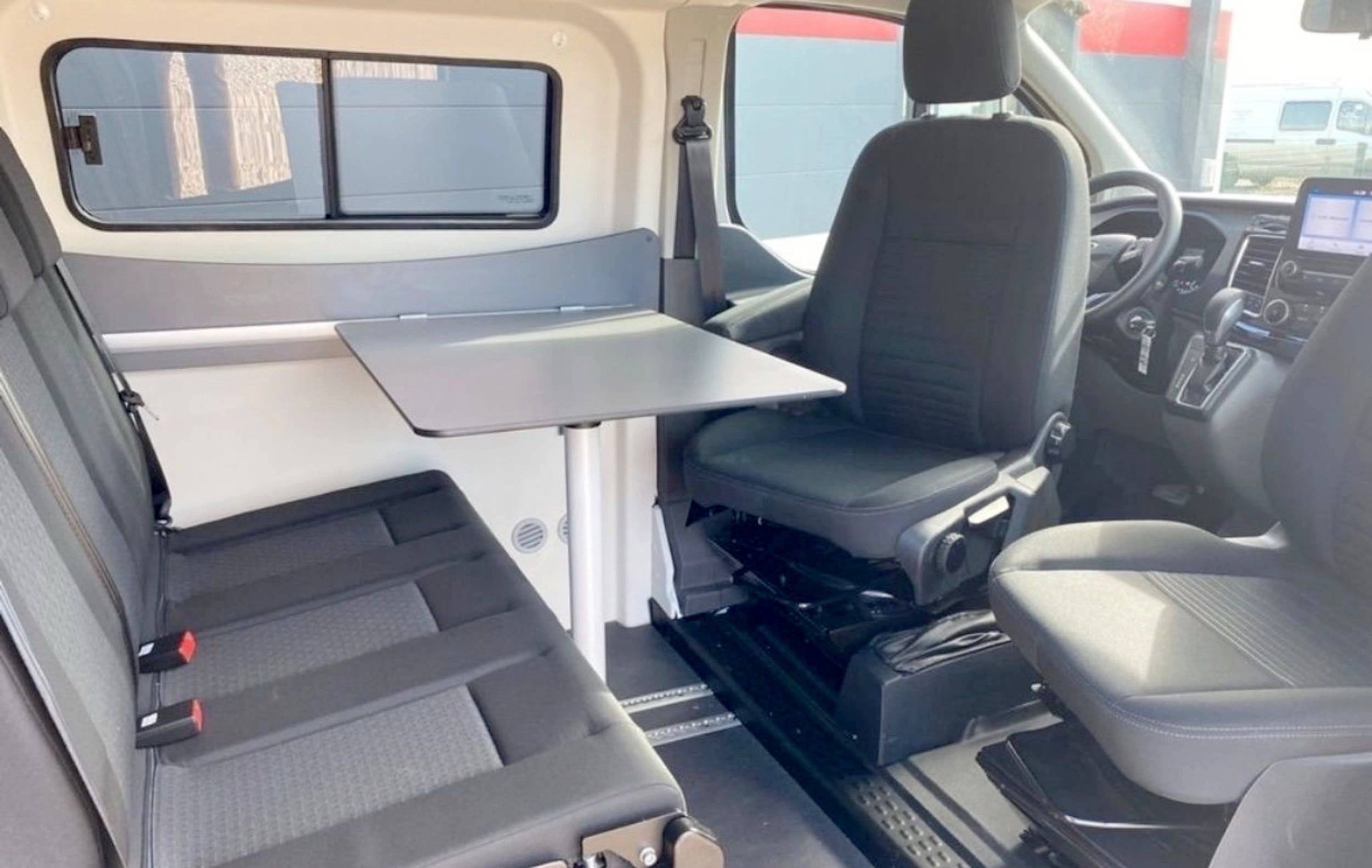 Área de jantar Ford FORD TRANSIT CUSTOM 136CV BOITE AUTO - Yescapa