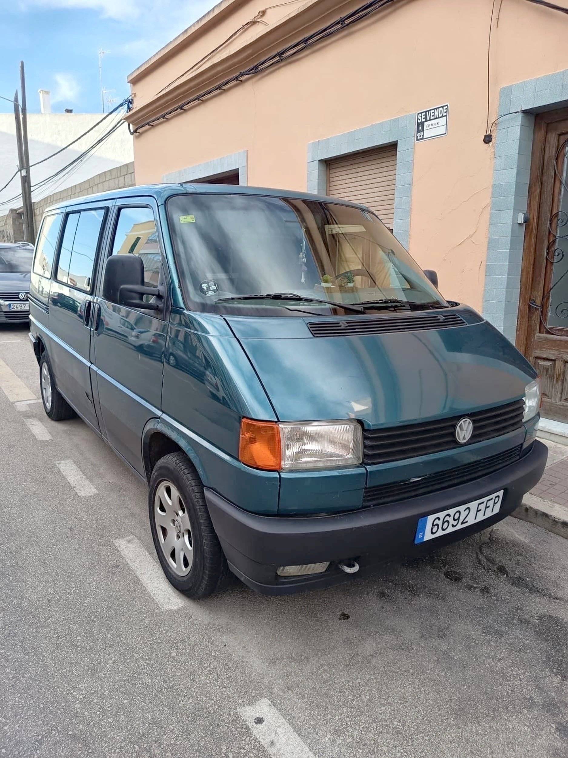 Vista de 3/4 Volkswagen Multivan - Yescapa
