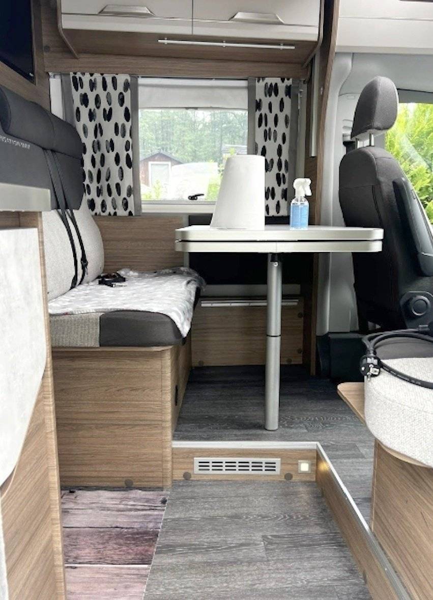 Dining Area Volkswagen - Yescapa