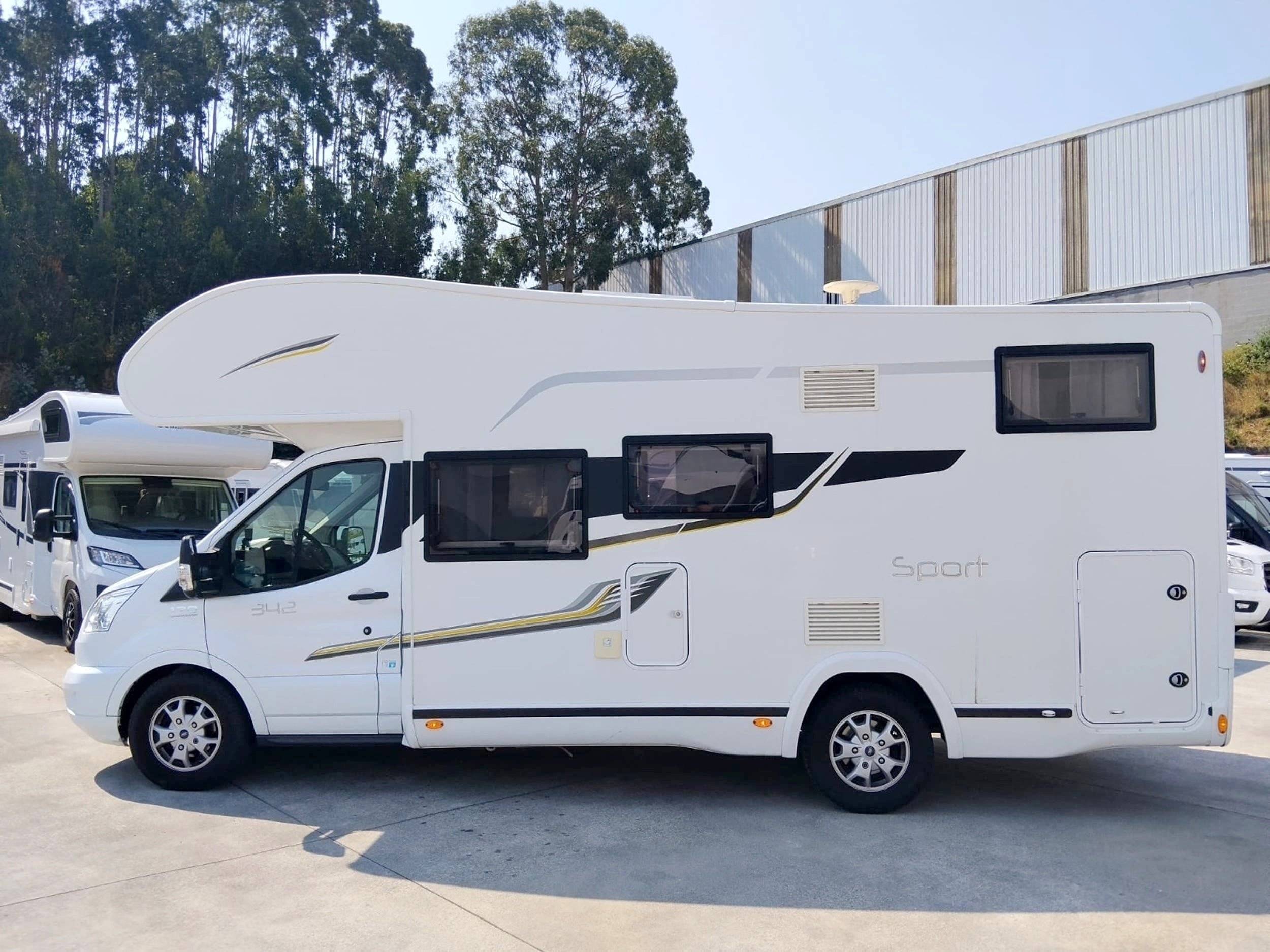 Vista del vehículo ángulo delantero Ford Transit 2,0 l 170 ch - Yescapa