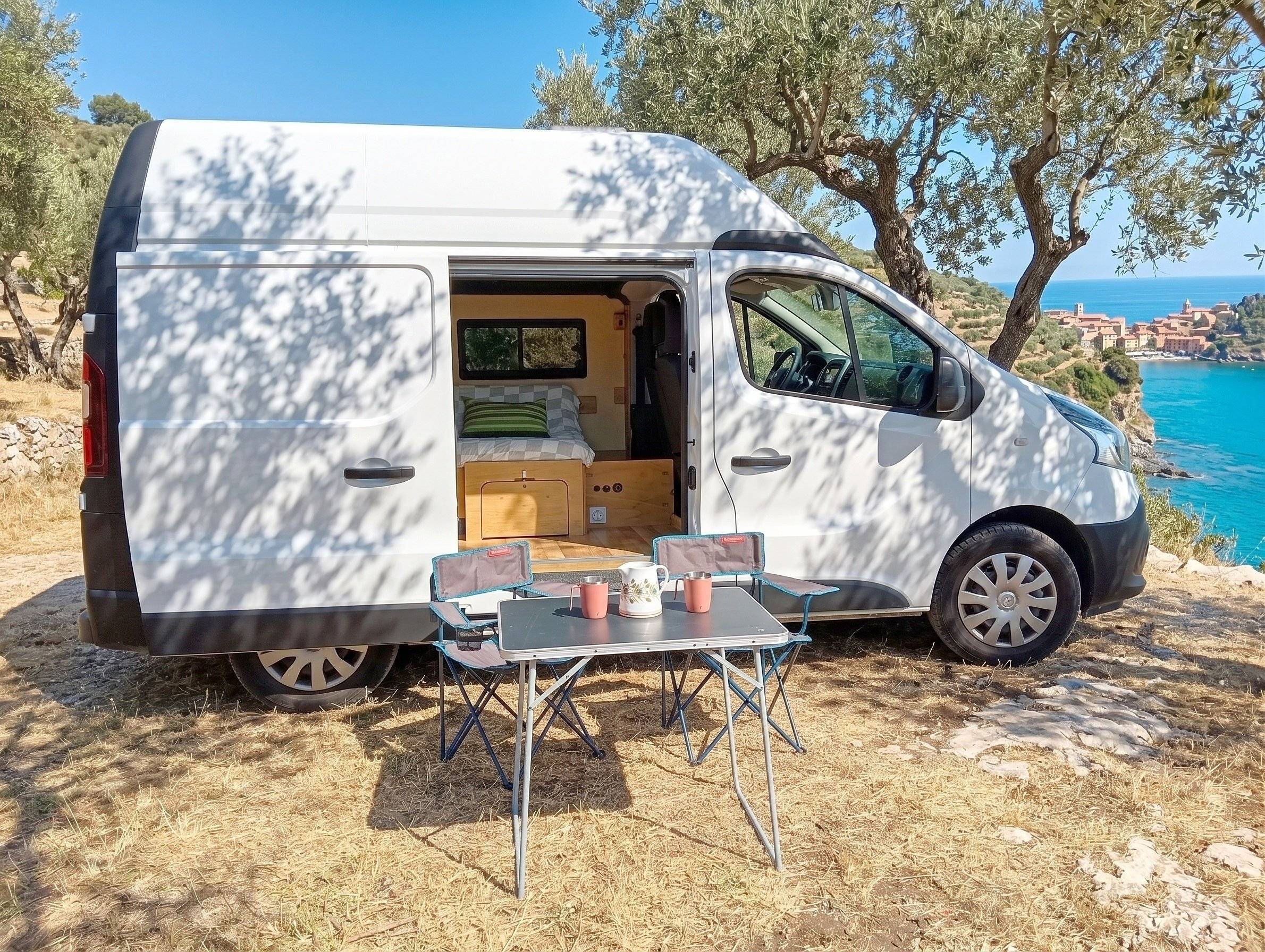Vista de 3/4 Renault Trafic - Yescapa