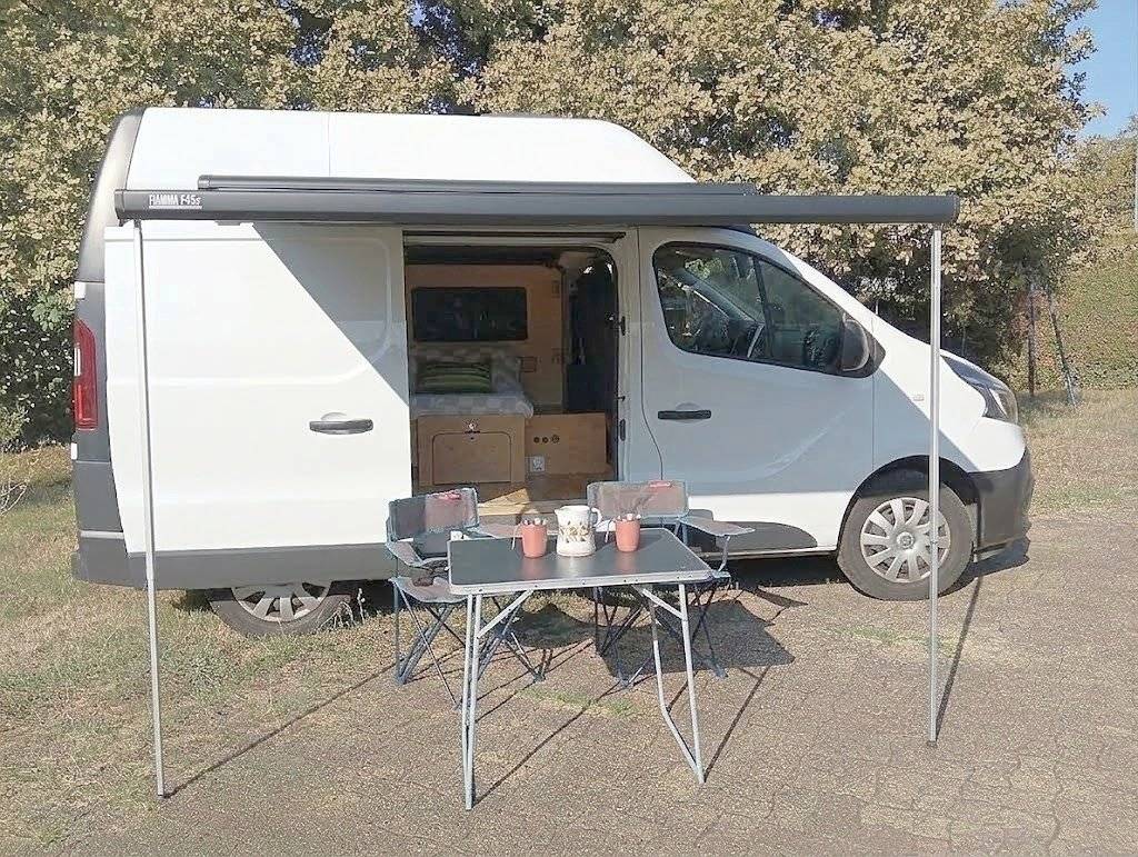Vue avant de 3/4 Renault Trafic - Yescapa