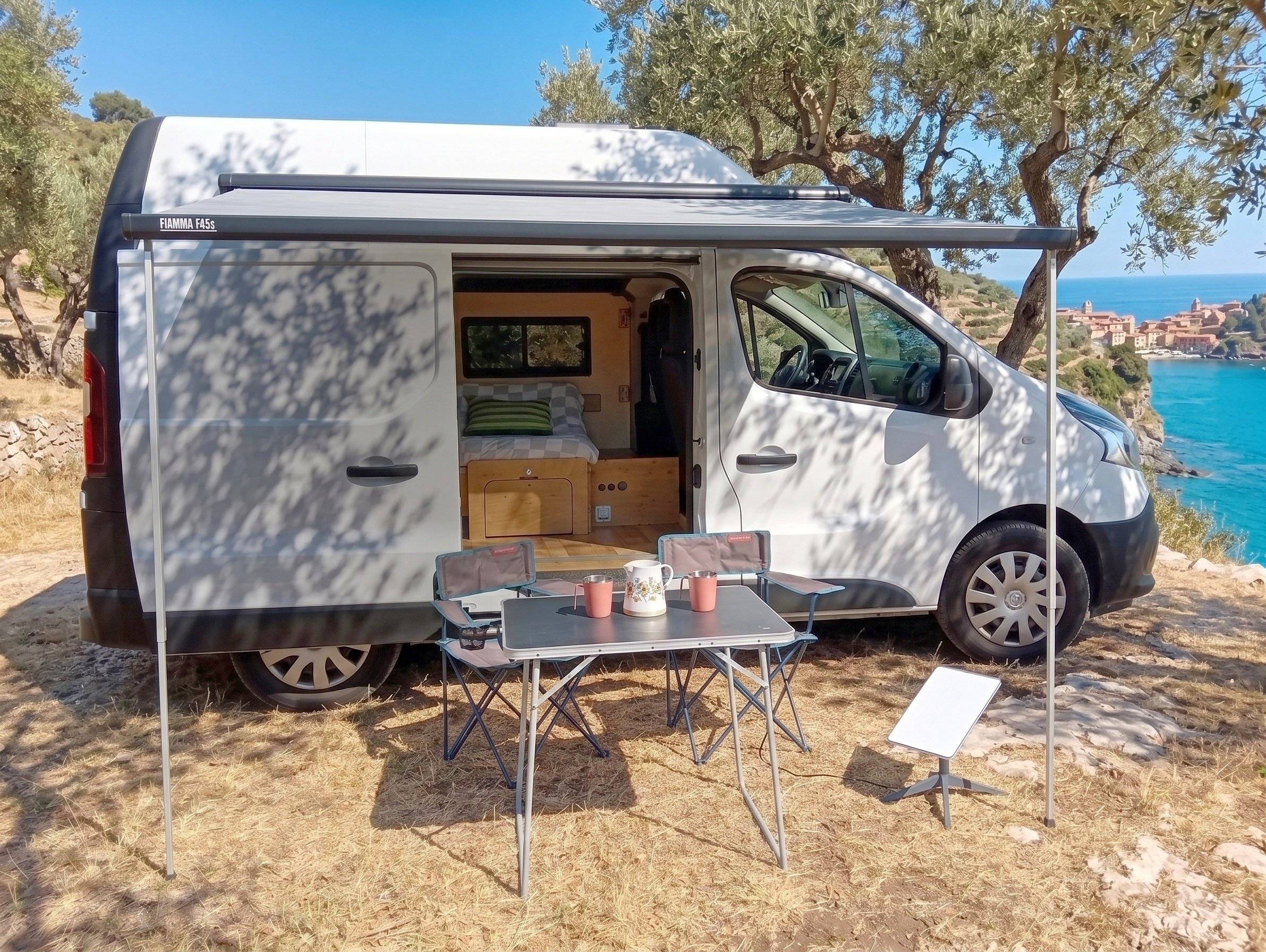 Voorkant 3/4 Renault Trafic - Yescapa