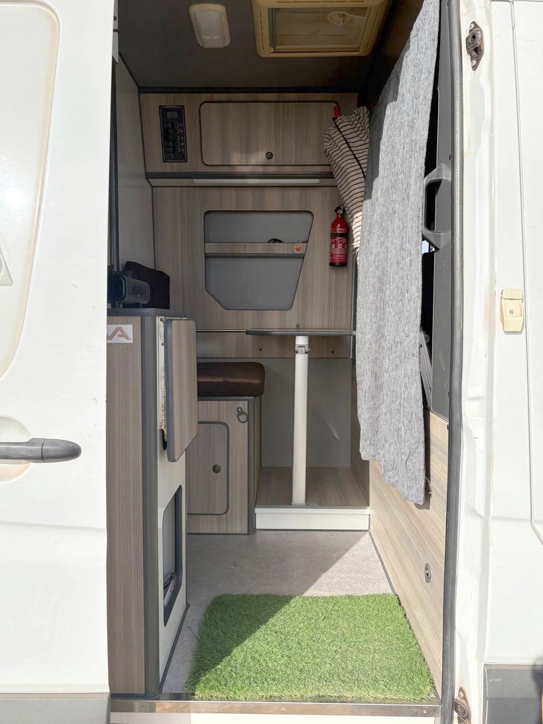 Dining Area Mercedes Sprinter 2,15 l 115 ch - Yescapa