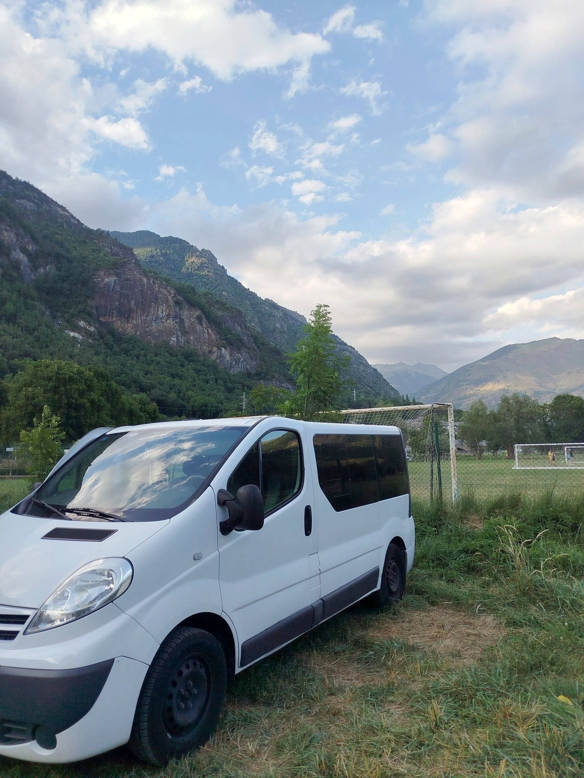 schräge Vorderansicht Nissan Primastar L2H1 1,9 L 90 ch - Yescapa