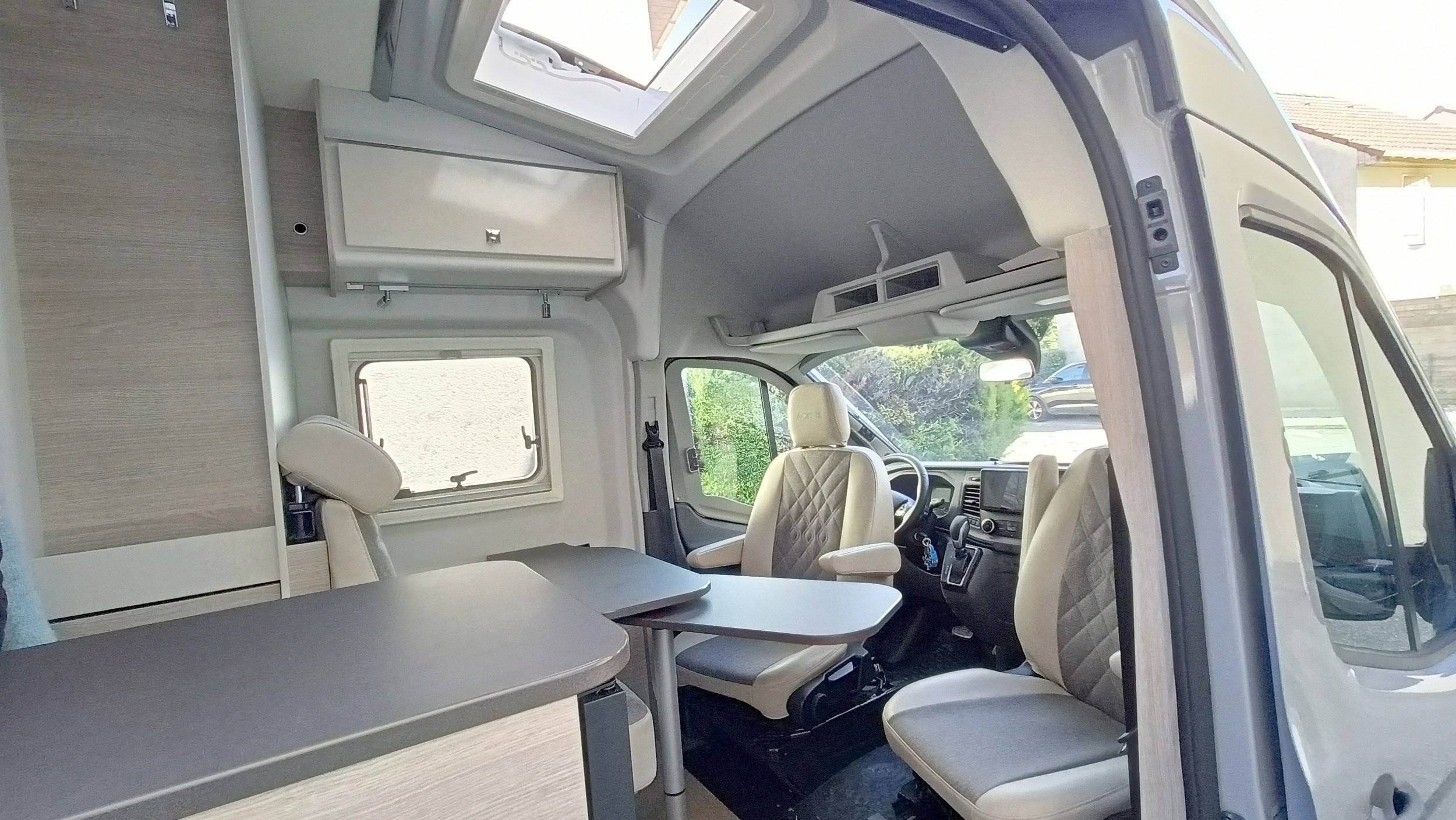 Área de jantar Ford Transit - Yescapa