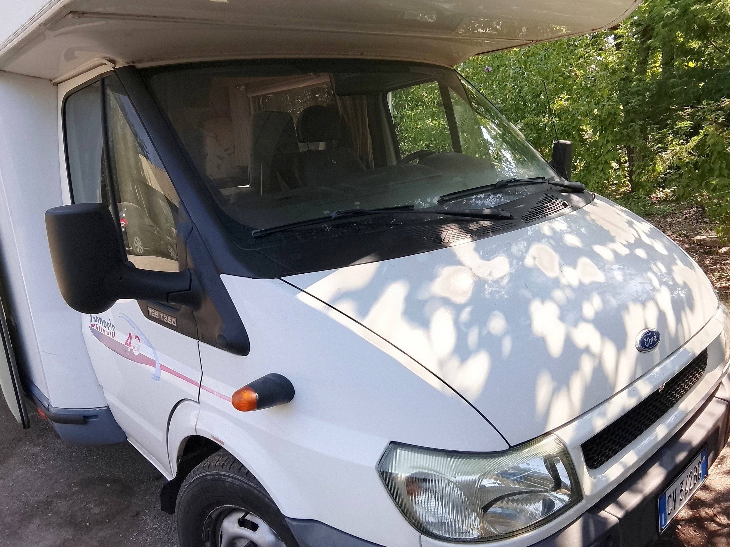 Front view from 3/4 Ford - Yescapa