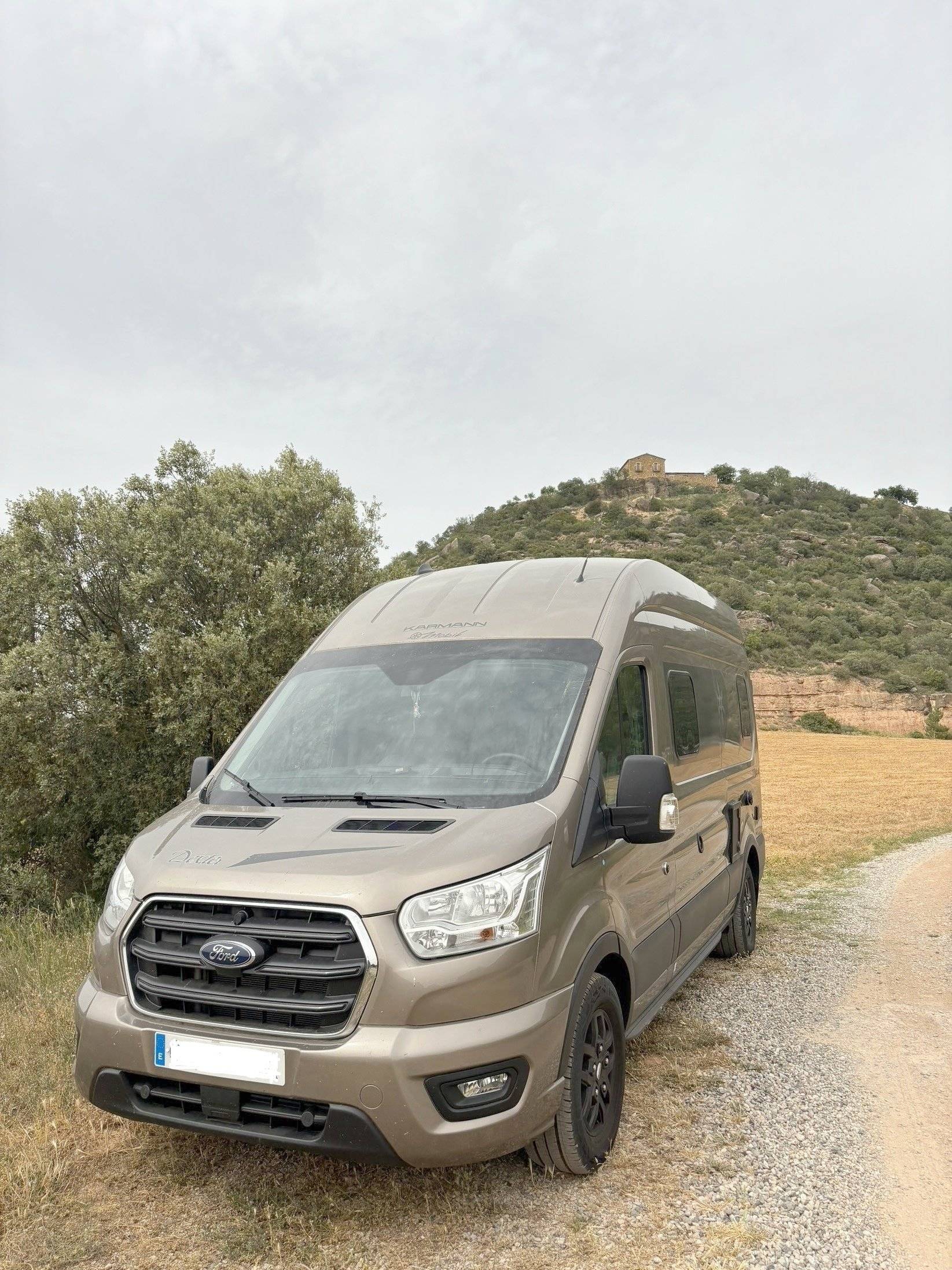 schräge Vorderansicht Ford Transit 4x4 125c - Yescapa