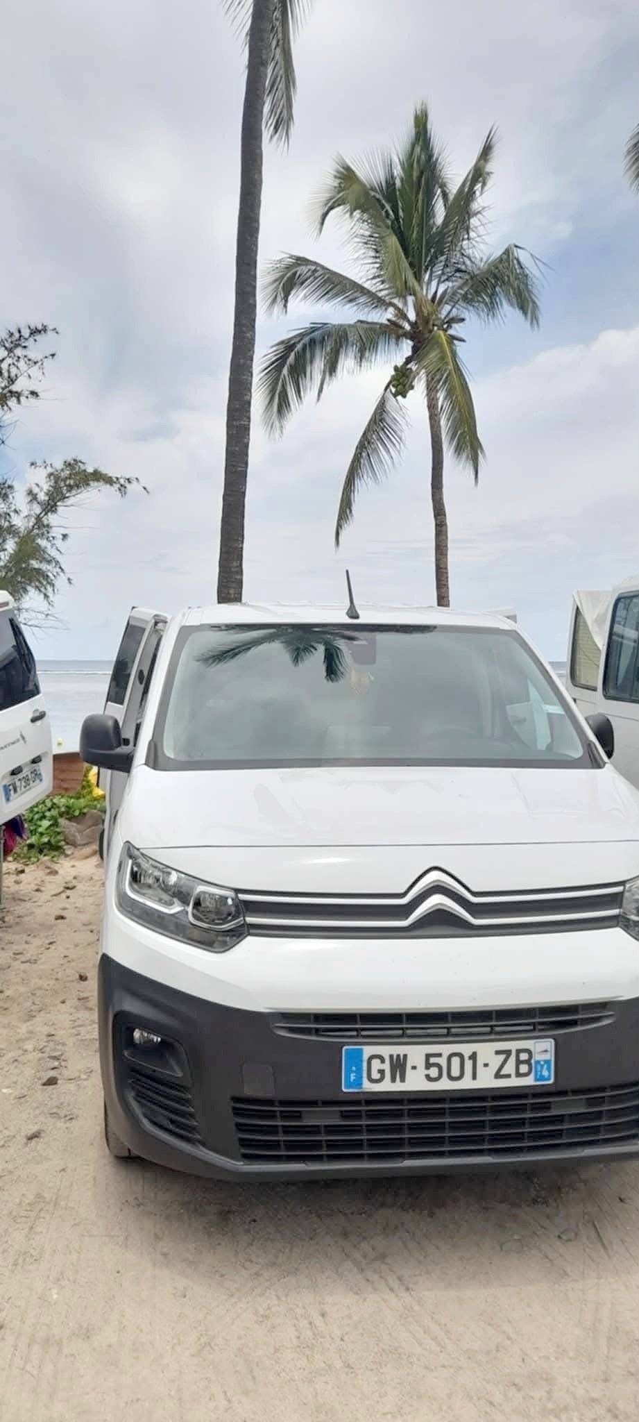 Vista de 3/4 Citroën Berlingo - Yescapa
