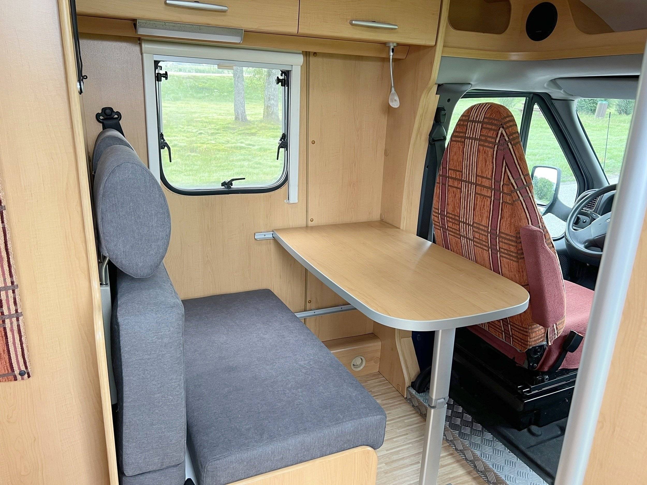 Dining Area Ford Transit 125 ch - Yescapa