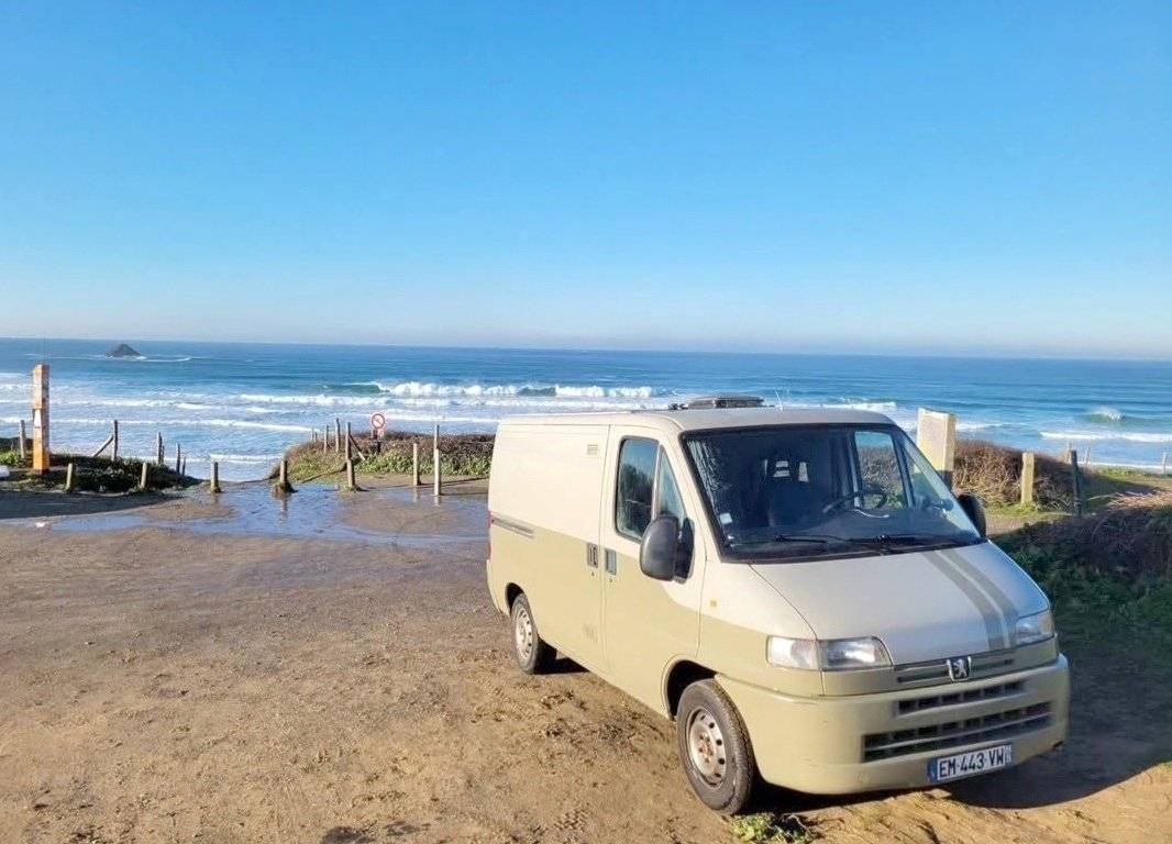 schräge Vorderansicht Peugeot - Yescapa