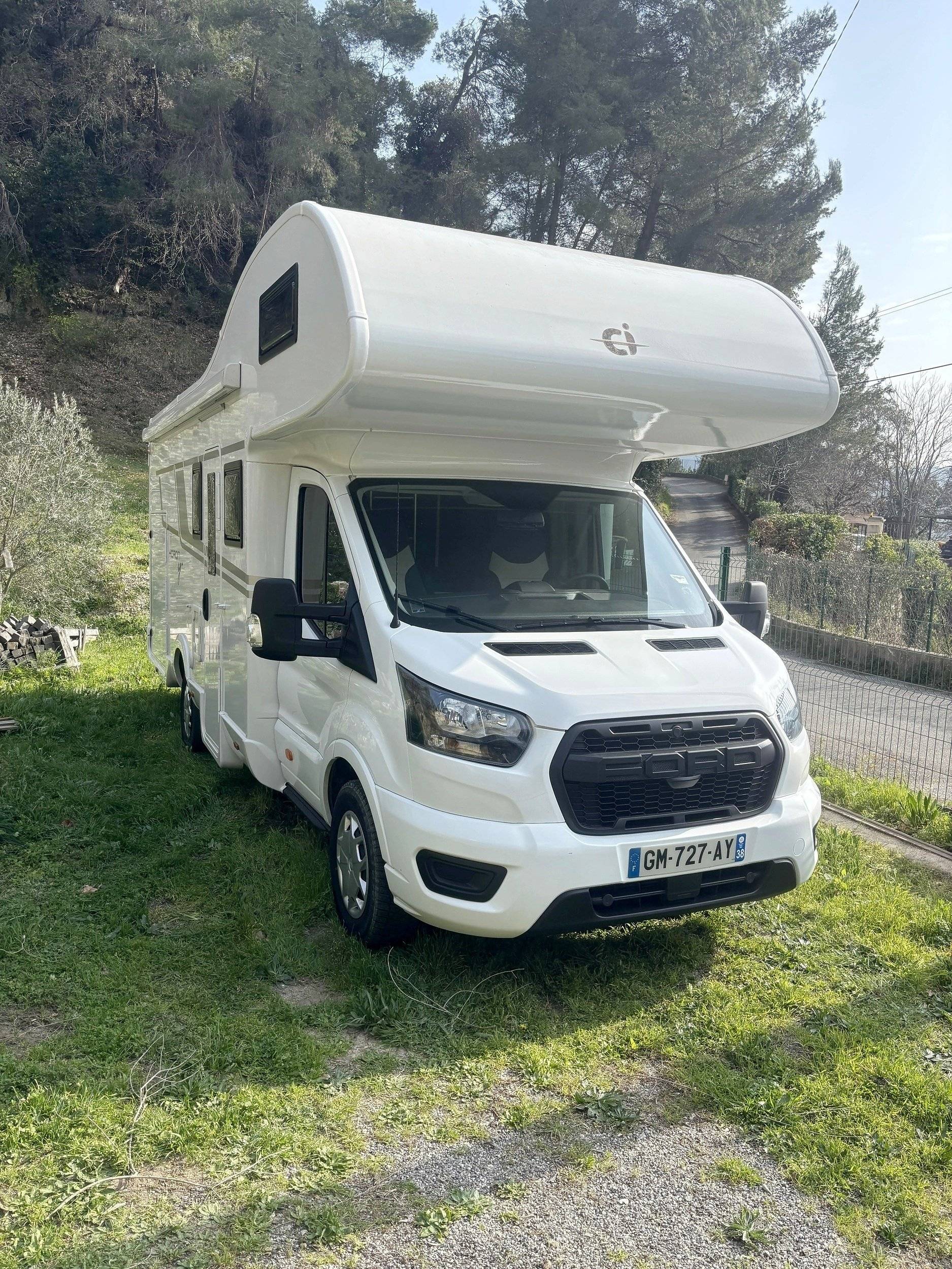 Front view from 3/4 Ford Transit 2,0 l 130 ch - Yescapa
