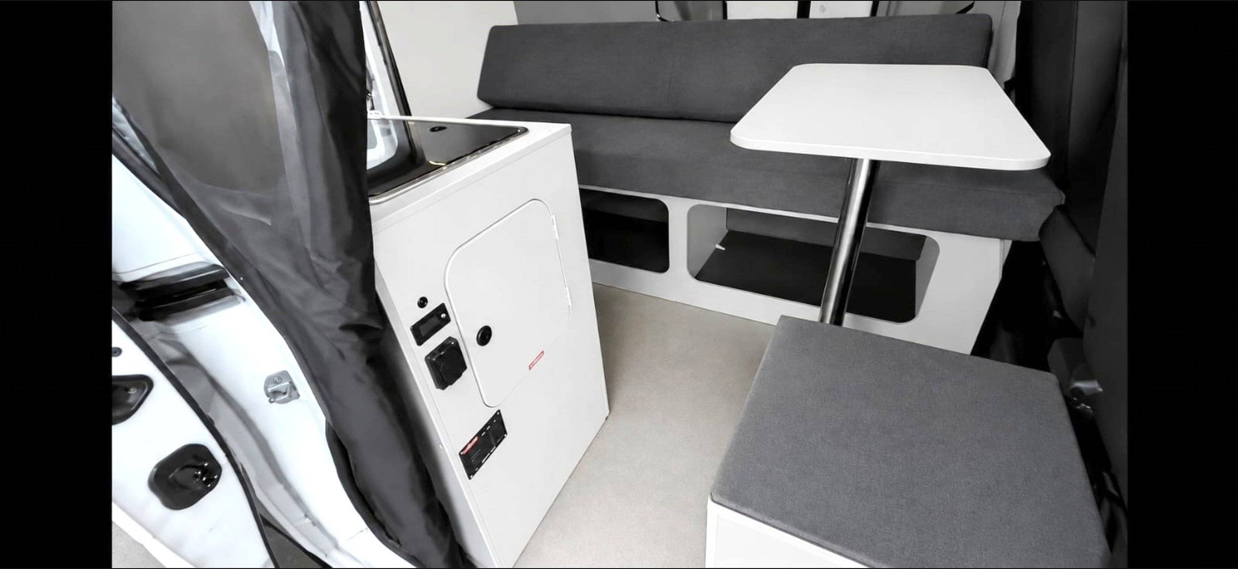 Dining Area Renault Trafic - Yescapa