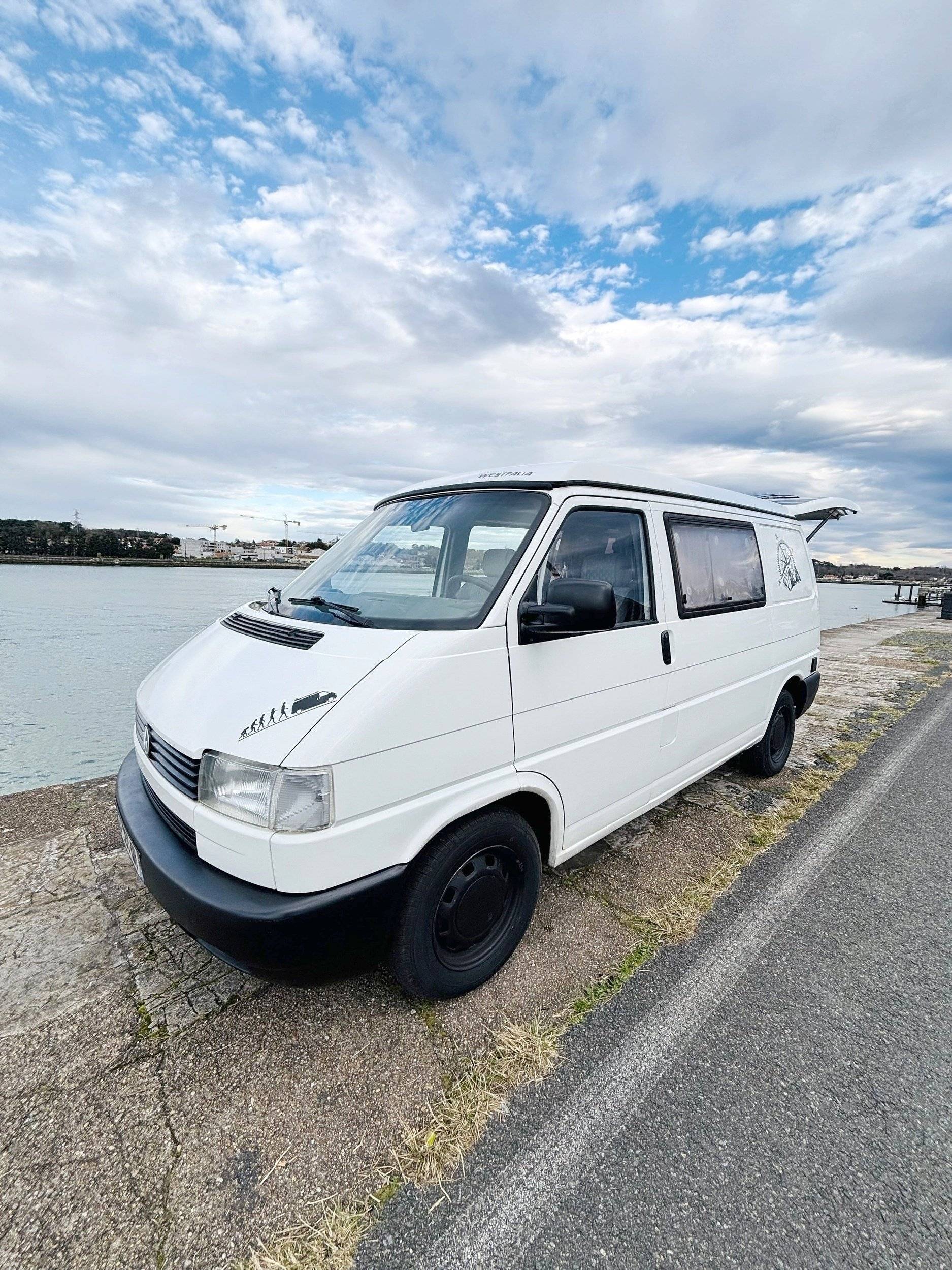 Vue avant de 3/4 Volkswagen T4 California Coach - Yescapa