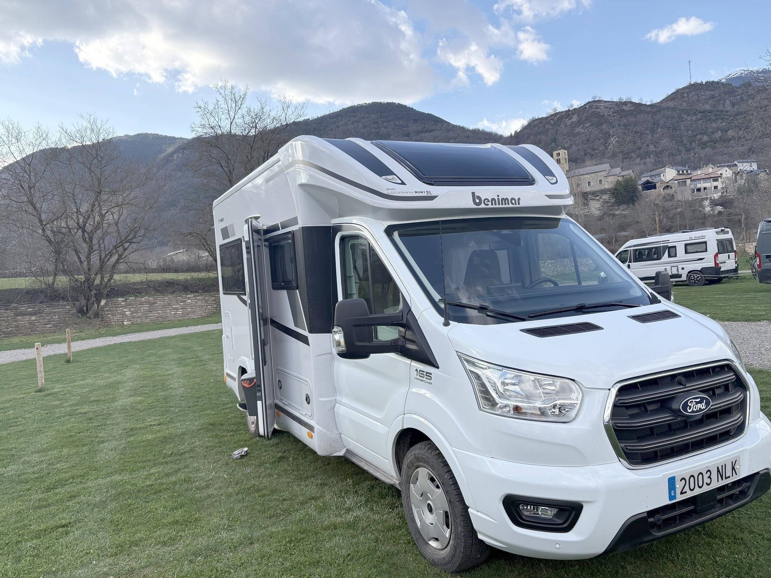 Voorkant 3/4 Ford Ford Transit 165 CV - Yescapa