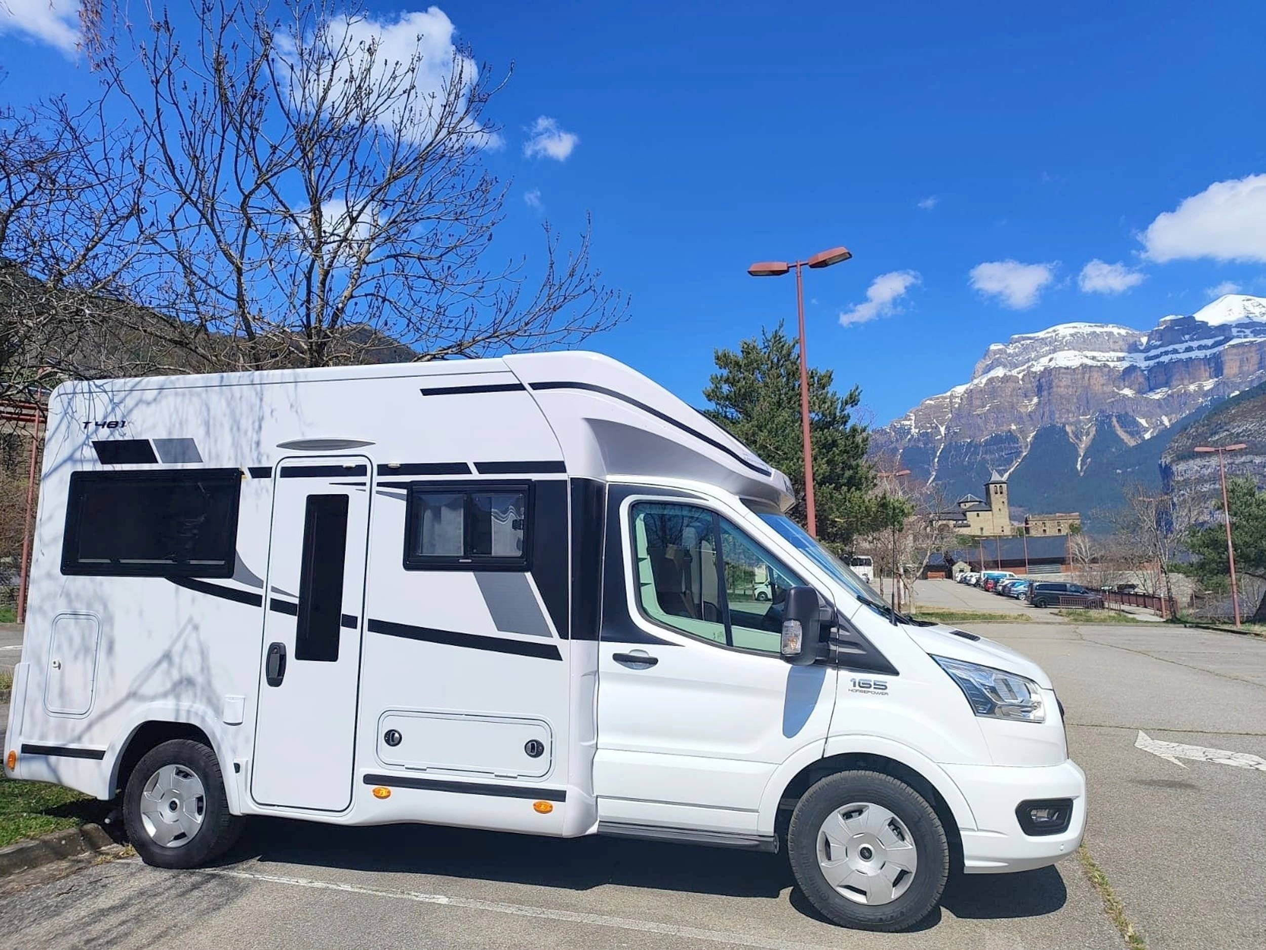 schräge Vorderansicht Ford Ford Transit 165 CV - Yescapa