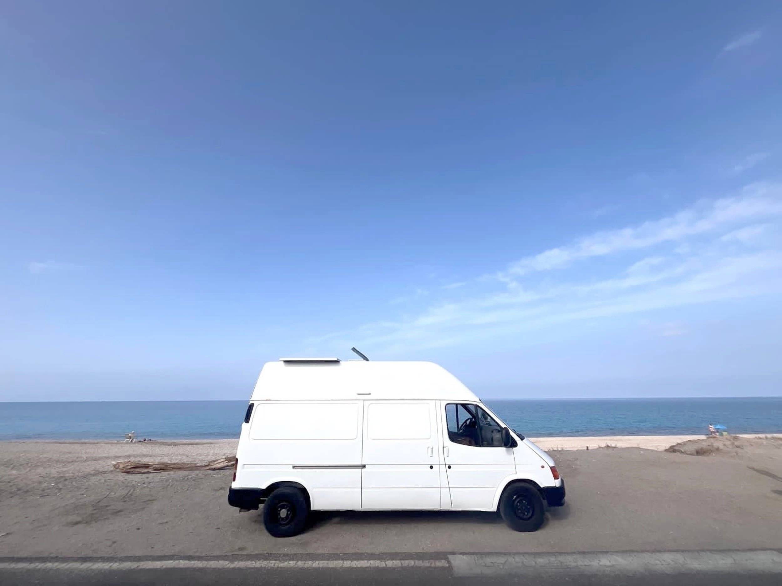 Vista de 3/4 Ford Transit 2,0 l 130 ch - Yescapa
