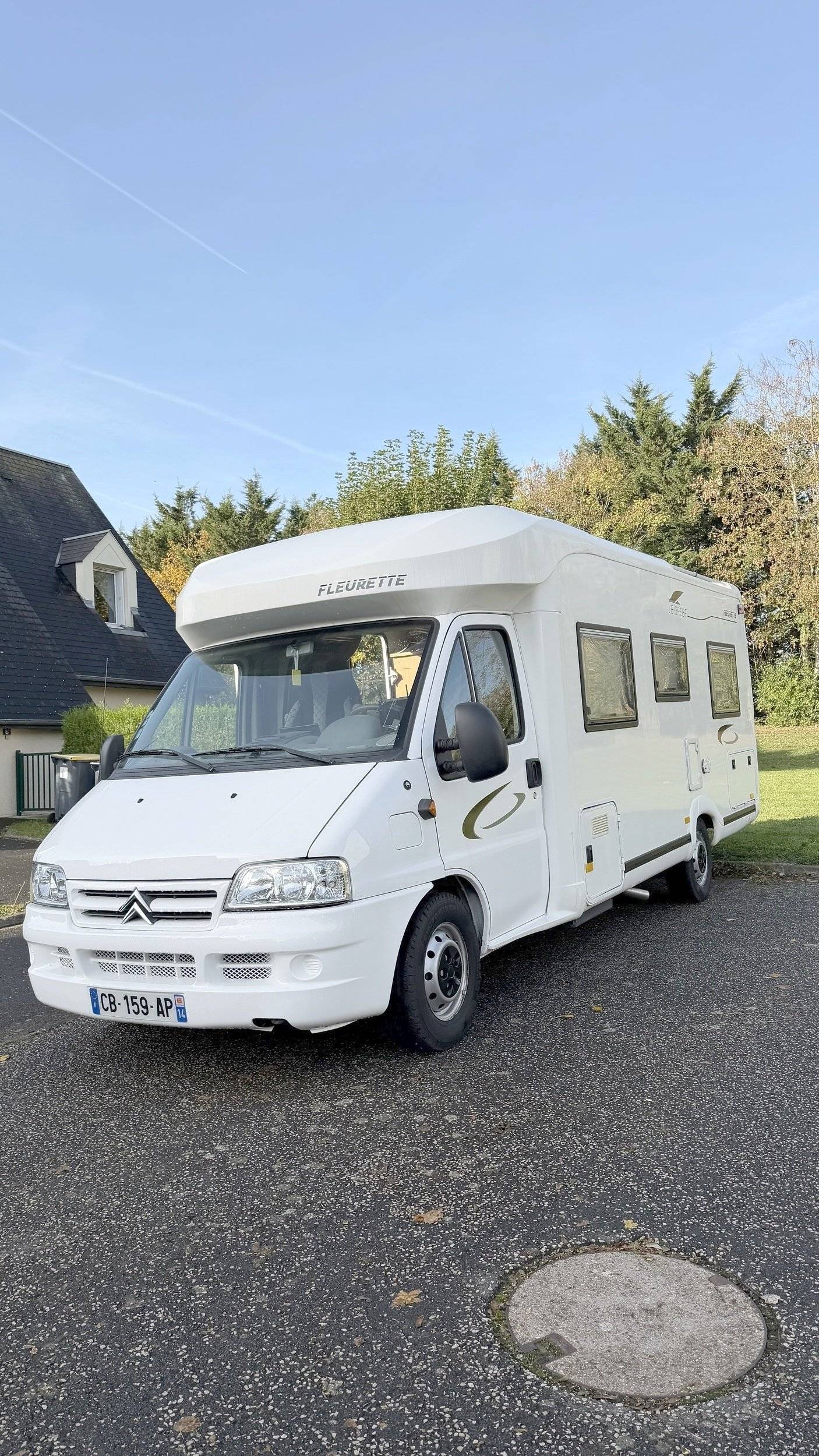 Front view from 3/4  - Yescapa