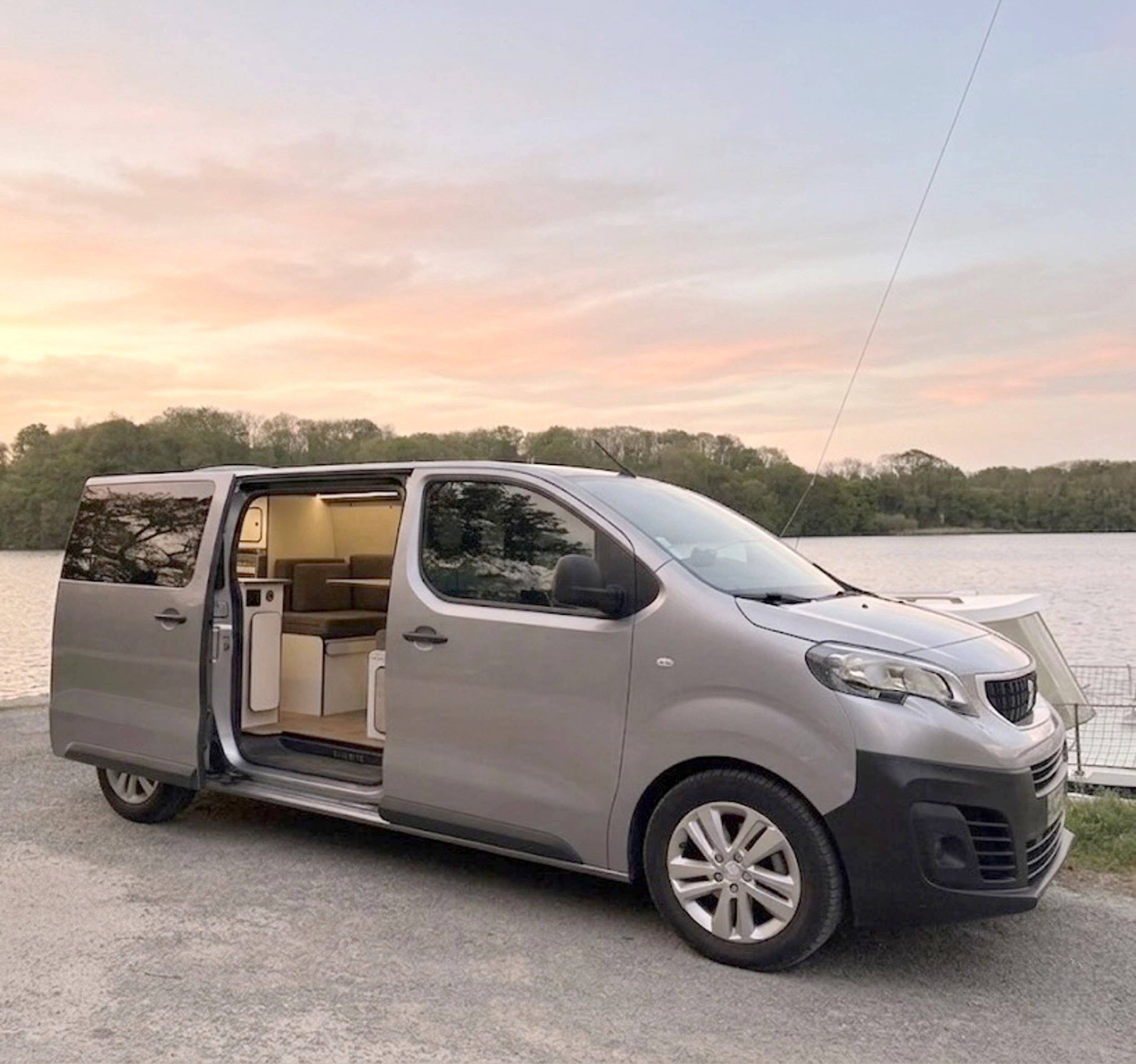 Vista del vehículo ángulo delantero Peugeot Expert 2 l Blue HDI 150 ch - Yescapa