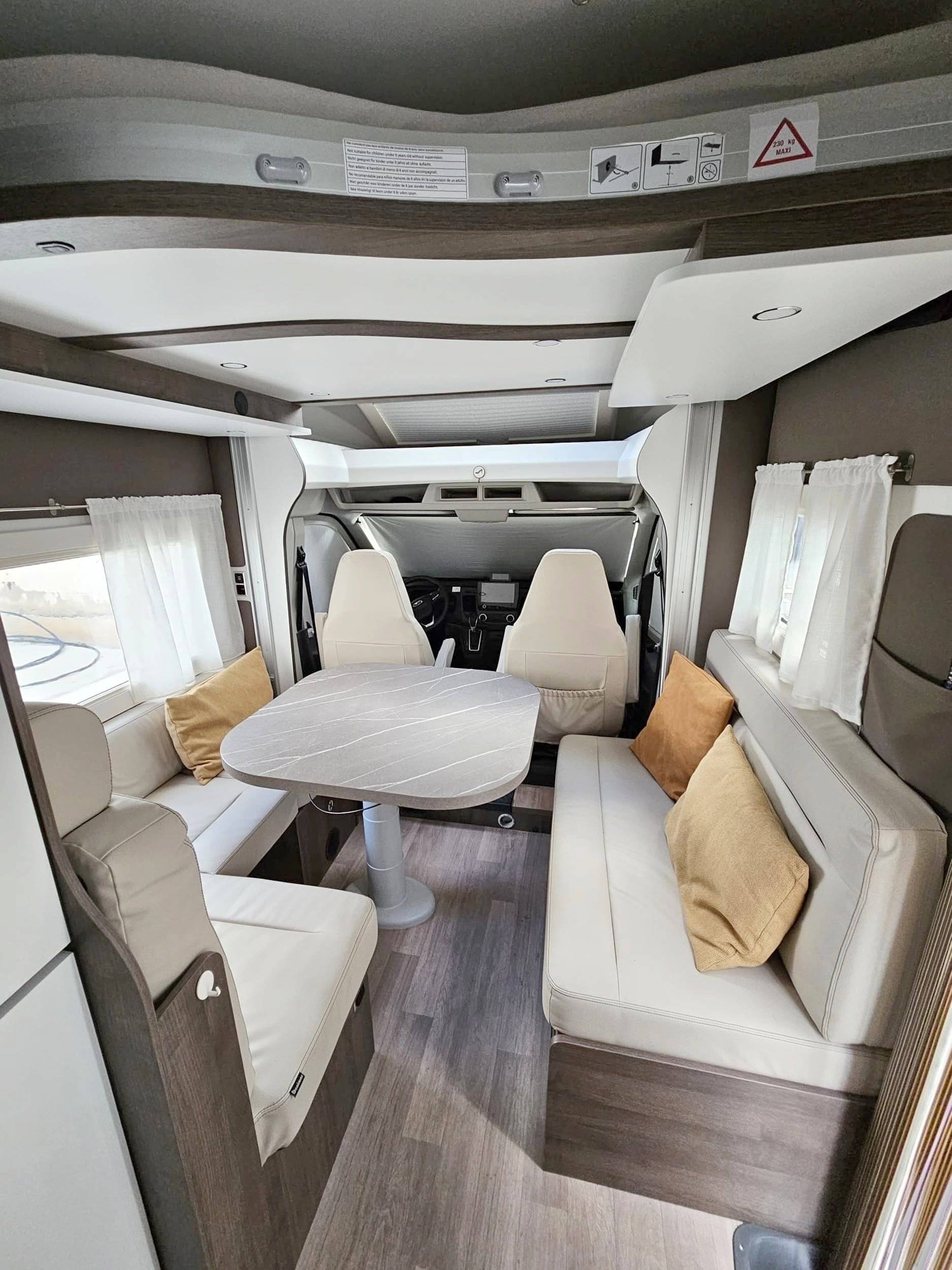 Dining Area Ford Custom 170 ch - Yescapa