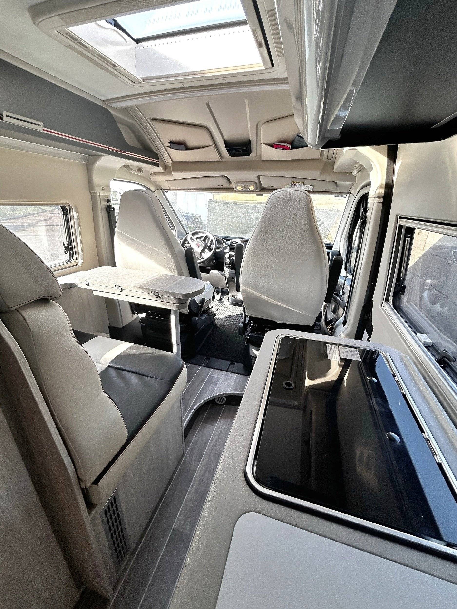 Dining Area Fiat Ducato 2.5TDI 120Ch - Yescapa