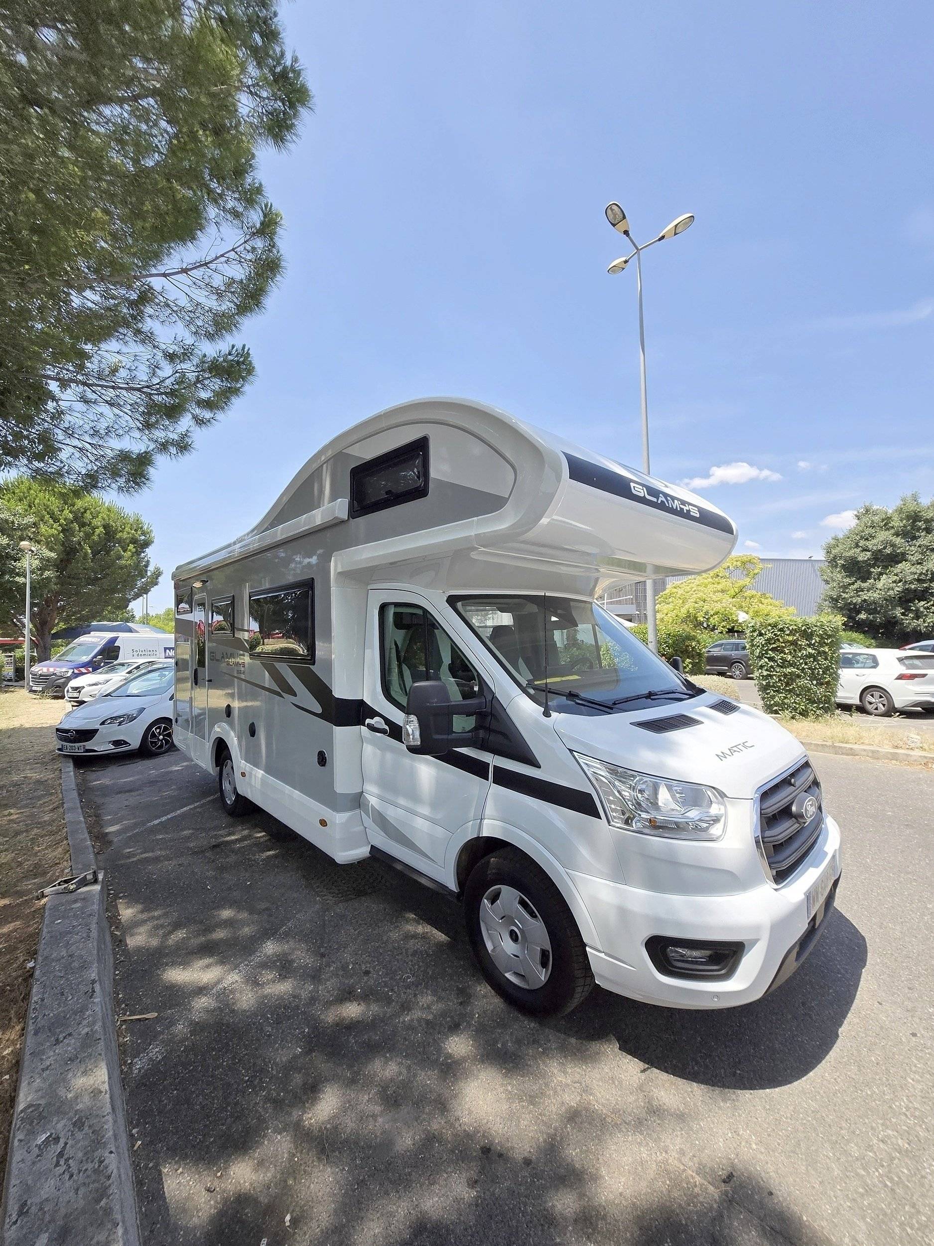 Front view from 3/4 Ford Ford - Yescapa